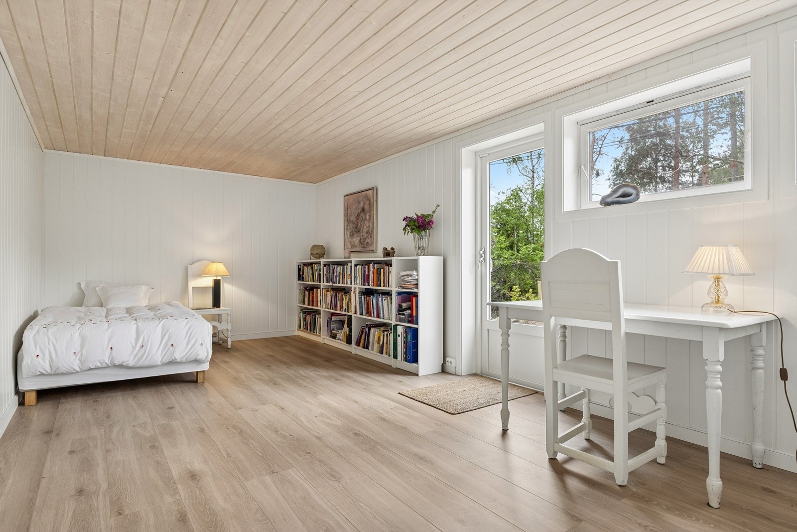Underetasjen byr på et meget romslig hobbyrom (som i dag benyttes som soverom) med direkte utgang til en attraktiv uteplass. Galleribilde