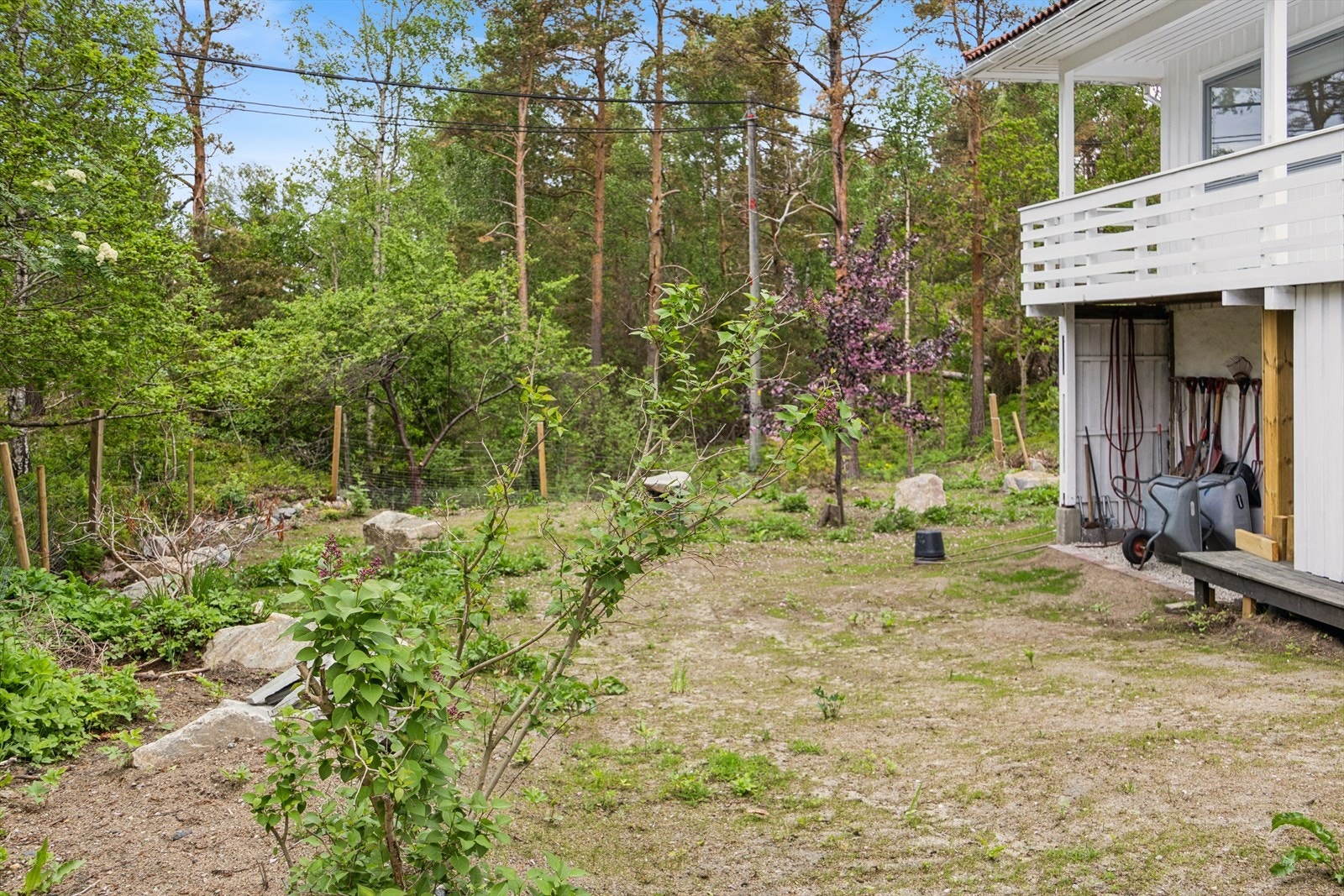 Eiendommens bakside grenser mot et friområde, og byr på en skjermet og særdeles usjenert beliggenhet med fine kveldssolforhold. Galleribilde