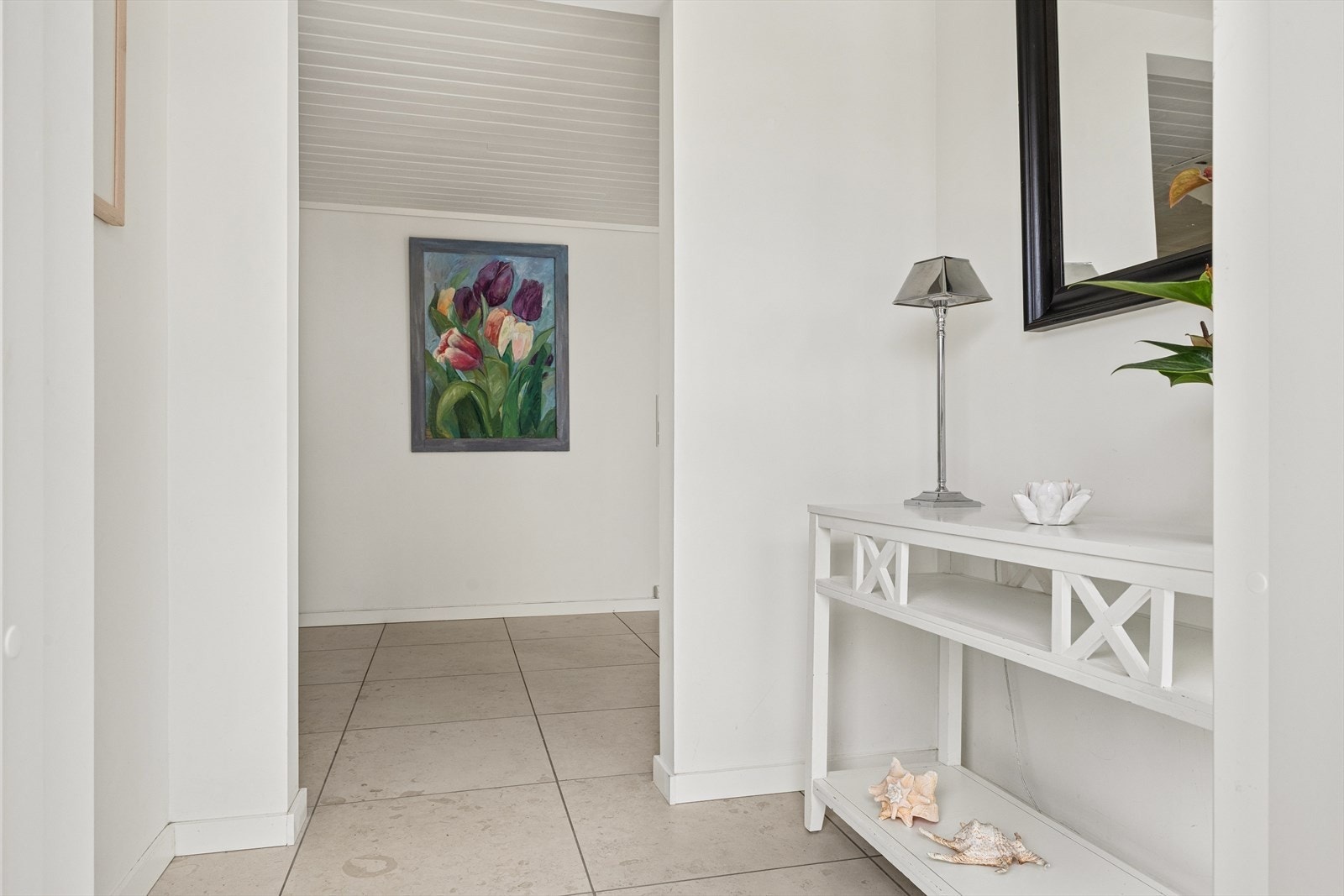 Pent og innbydende inngangsparti med flislagt gulv og komfortabel gulvvarme. Galleribilde