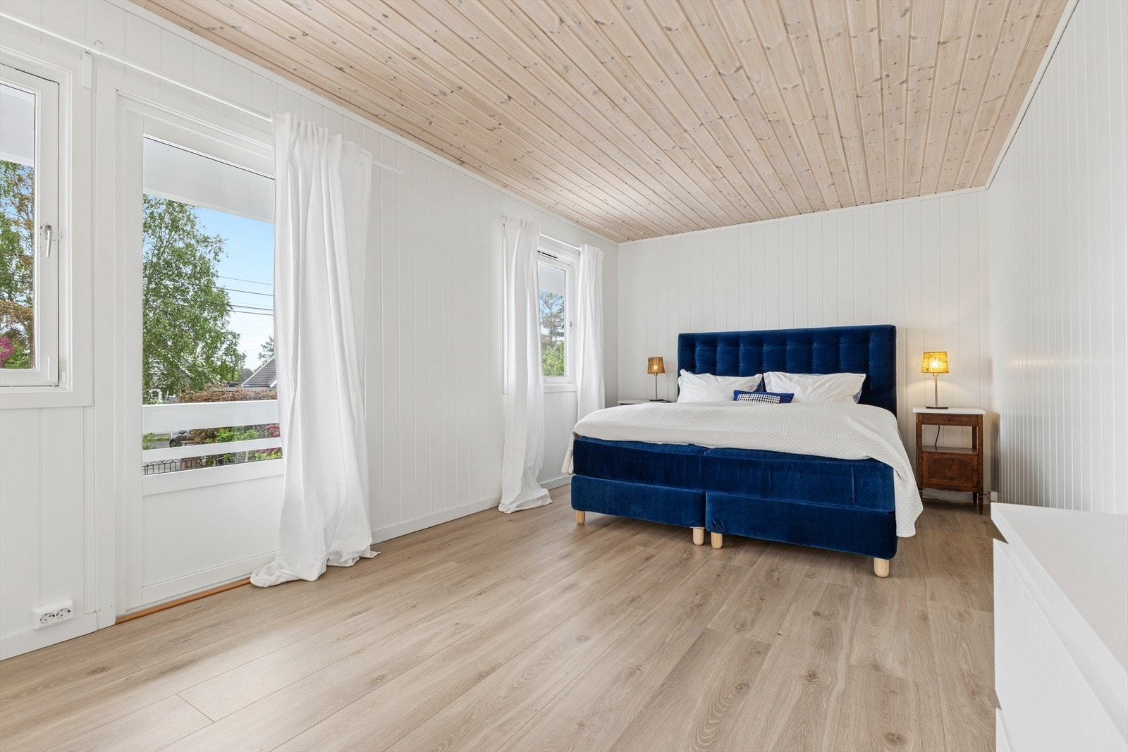 Et av de romslige soverommene i hovedetasjen har direkte utgang til egen terrasse med morgensol, og byr på en privat og attraktiv uteplass. Galleribilde