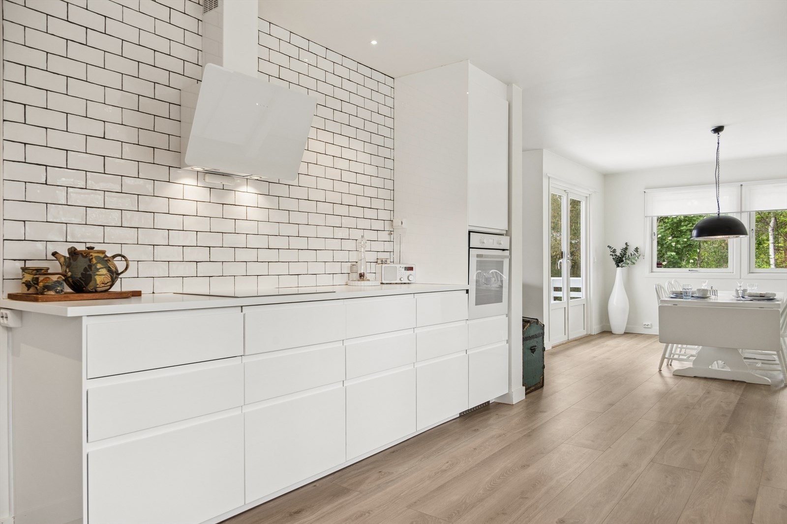 Kjøkkenet er utstyrt med moderne ventilator, koketopp og stekeovn. Galleribilde