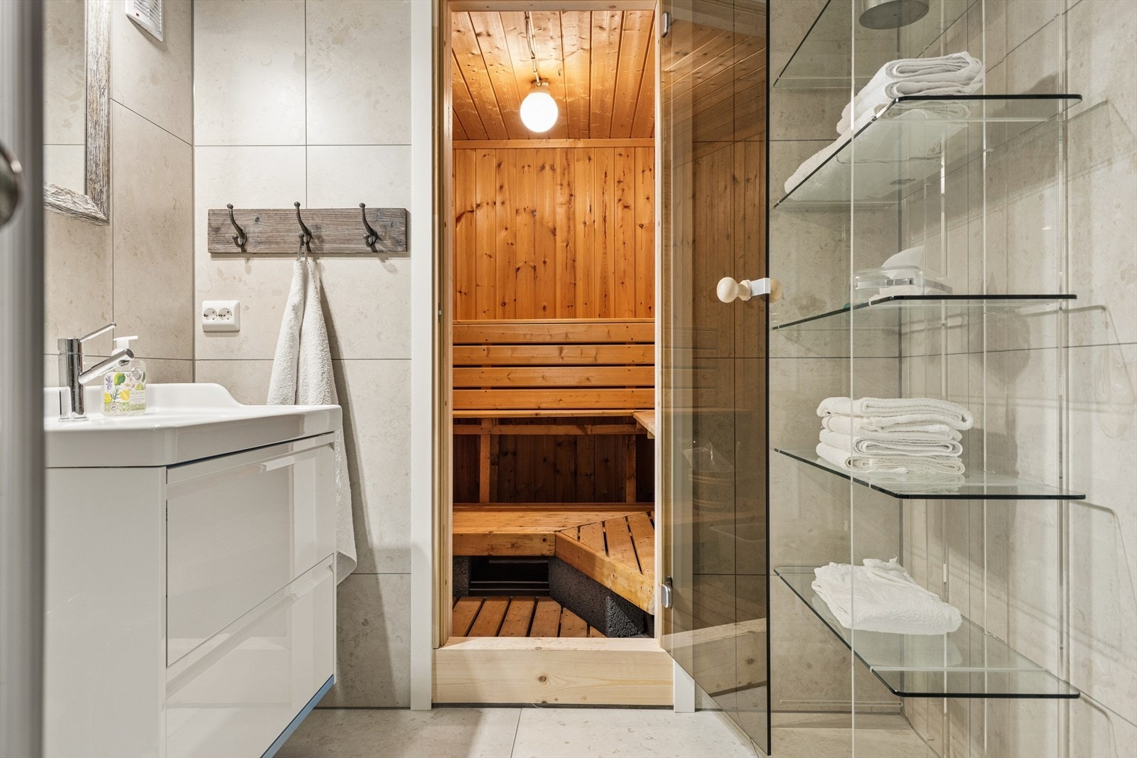 Badet i underetasjen har en deilig badstue, en løsning som blir stadig mer populær. Badet er også utstyrt med stilren og praktisk baderomsinnredning samt hyller med gode oppbevaringsmuligheter. Galleribilde