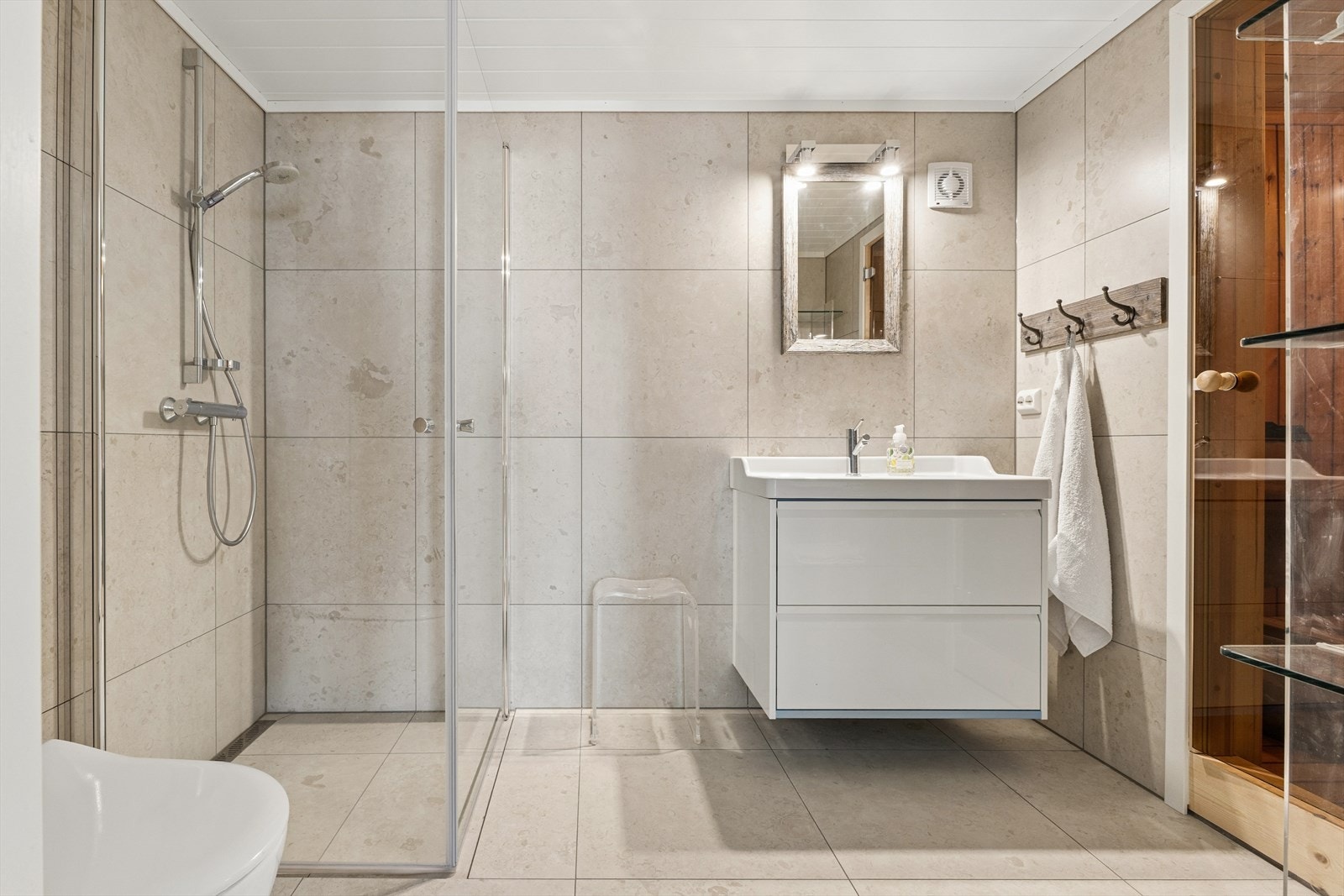 Badet er romslig og godt tilrettelagt, med alt man trenger i hverdagen. Galleribilde