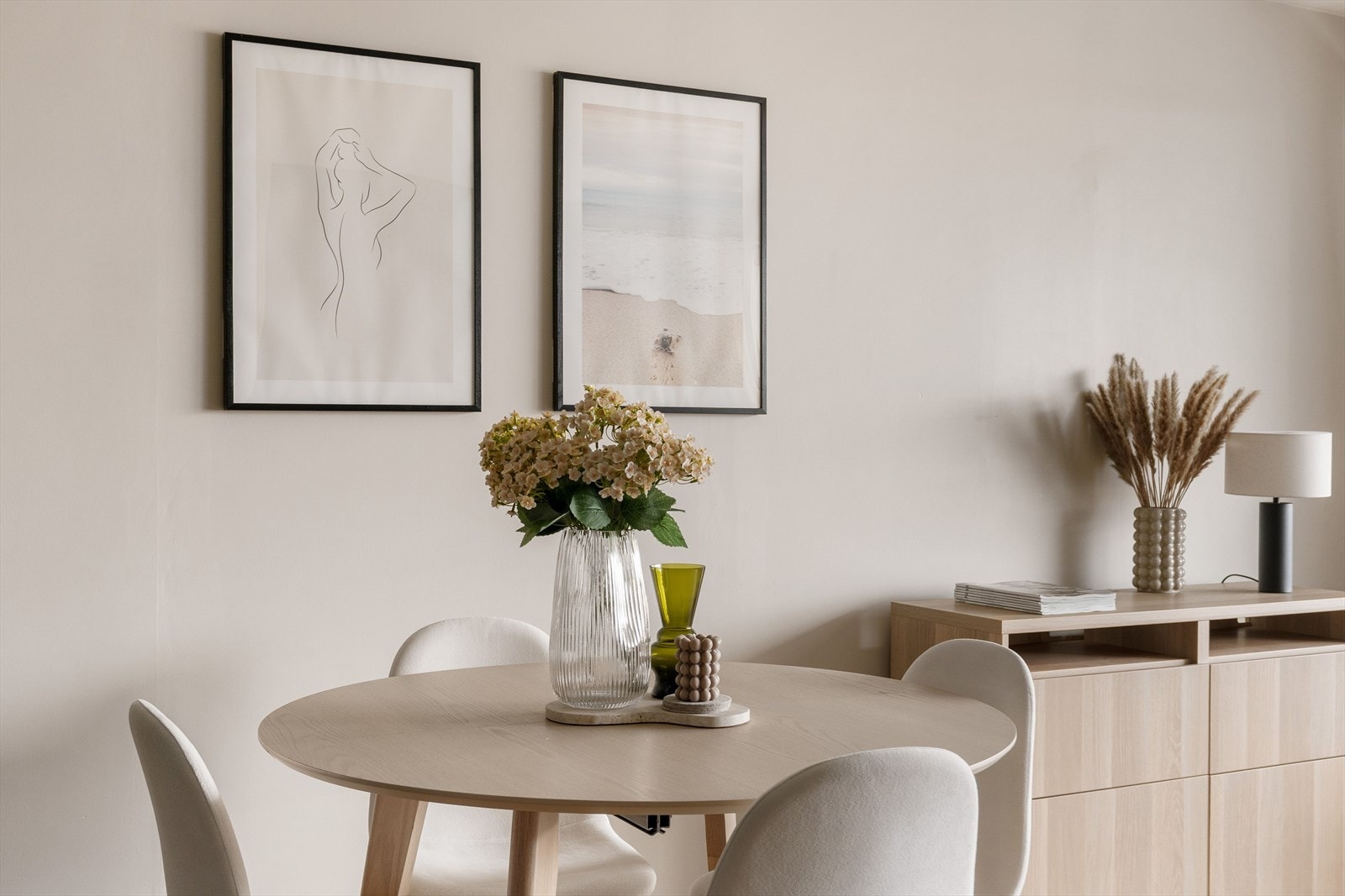 Oppholdsrommet har slette overflater med listefri overgang til himlingen. Galleribilde