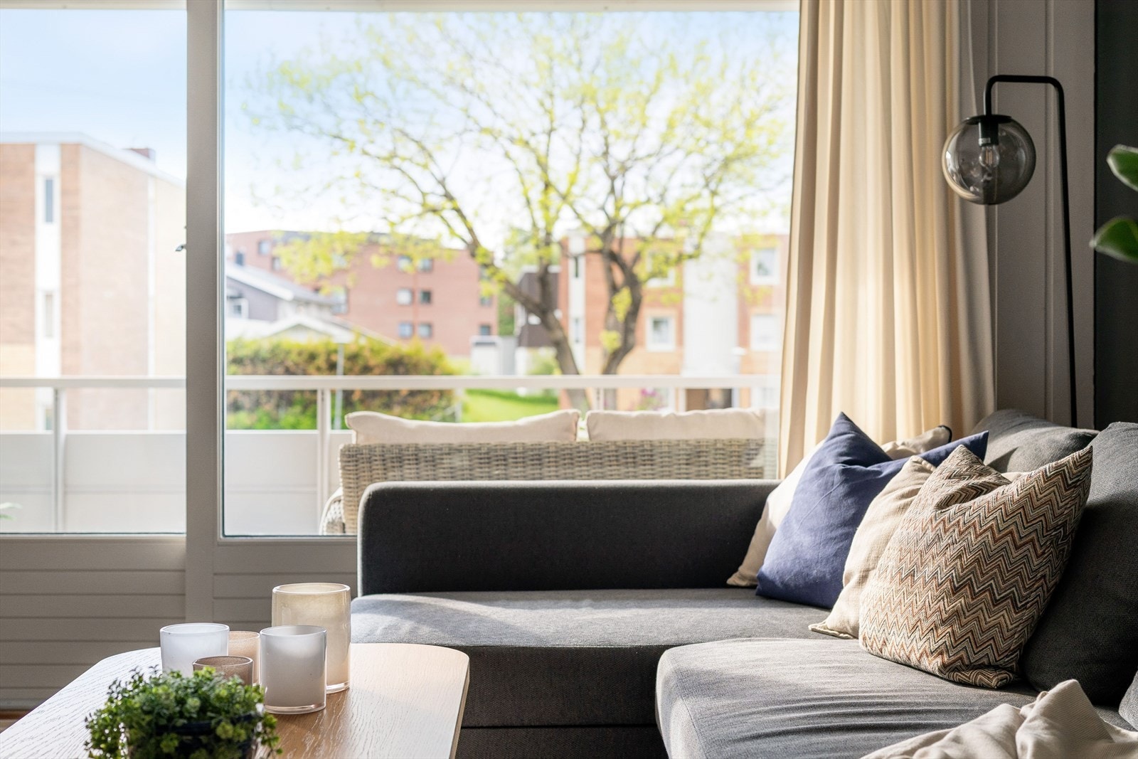 Fra stuen er det utgang til balkongen via skyvedør. Galleribilde