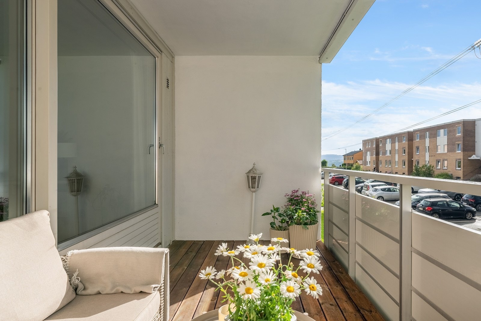 Balkongen har god plass til utemøblement og grill. Her kan godværsdagene nytes til det fulle. Galleribilde