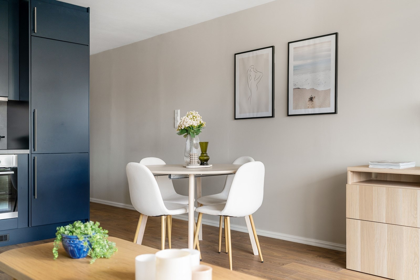 Det er god plass til å innrede med spisebord i overgangen mellom stue og kjøkken. Galleribilde