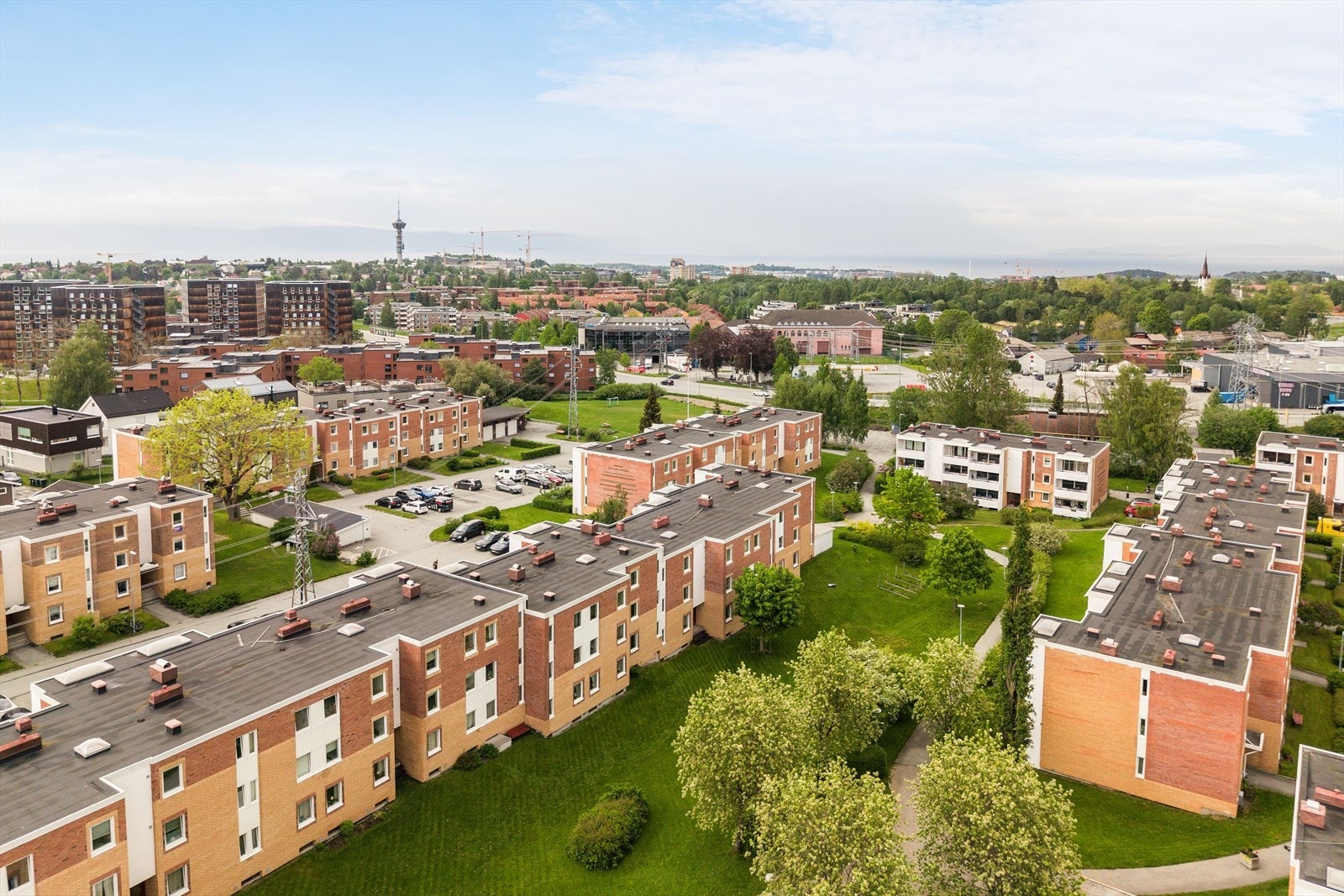 Borettslaget har store og pent opparbeidede grøntområder med fotballbane, aktivitetspark, lekeplass, grillområder og felleshage bestående av ti pallekarmer. Galleribilde