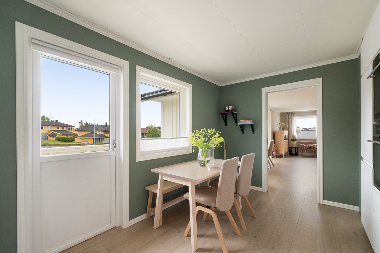 Plass til spisebord - utgang til veranda Galleribilde