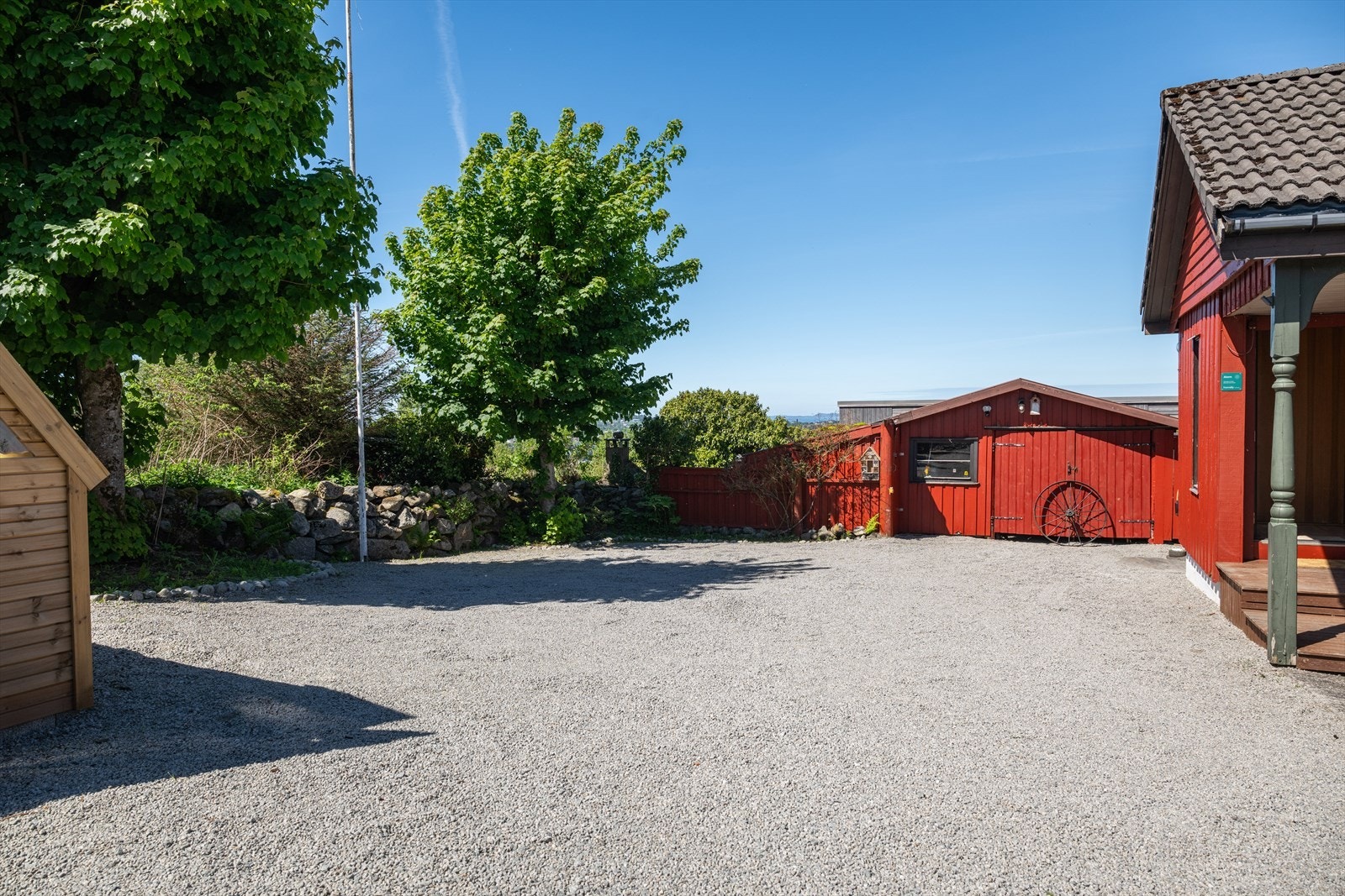 Rikelig med plass til parkering for seg selv og gjester Galleribilde