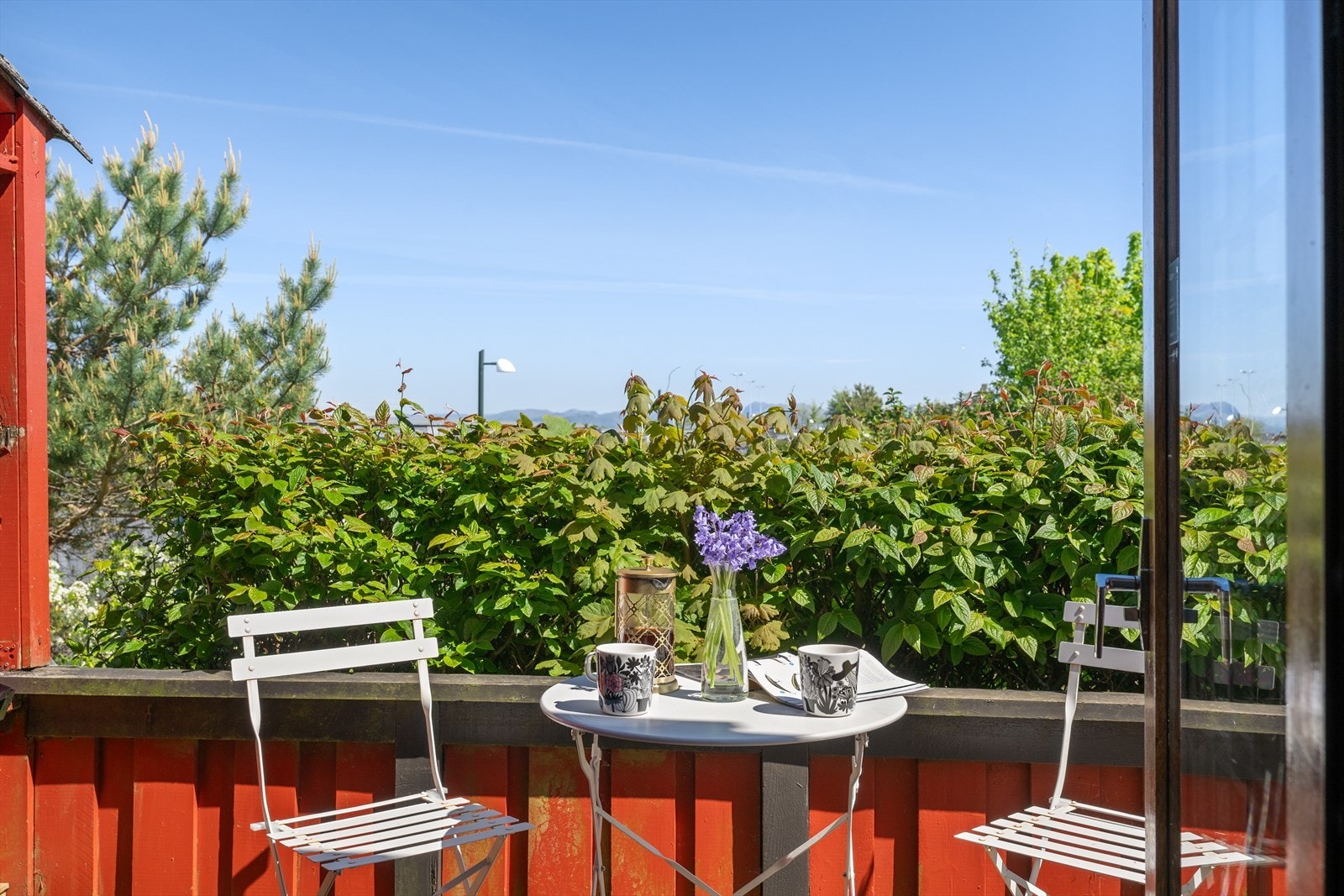 Fra stuen har man direkte utgang til en praktisk veranda med plass til kafebord og evt en grill. Galleribilde