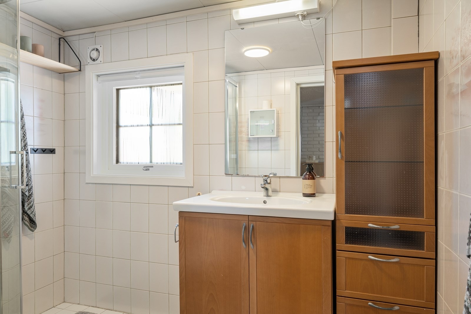 Badet er innredet med hel servant, frittstående toalett og dusjkabinett. Galleribilde