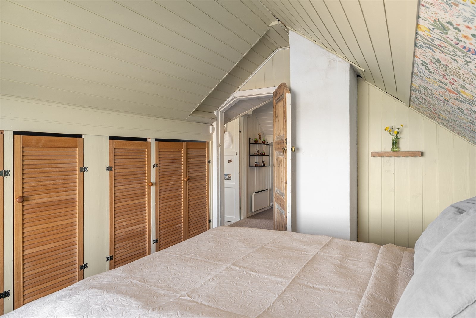 Soverom med plass til møblering av dobbeltseng, nattbord og garderobeløsning. Galleribilde