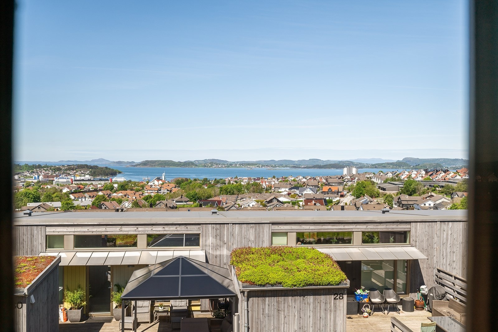 Fra soverommene i 2 etasje har man en flott utsikt. Galleribilde