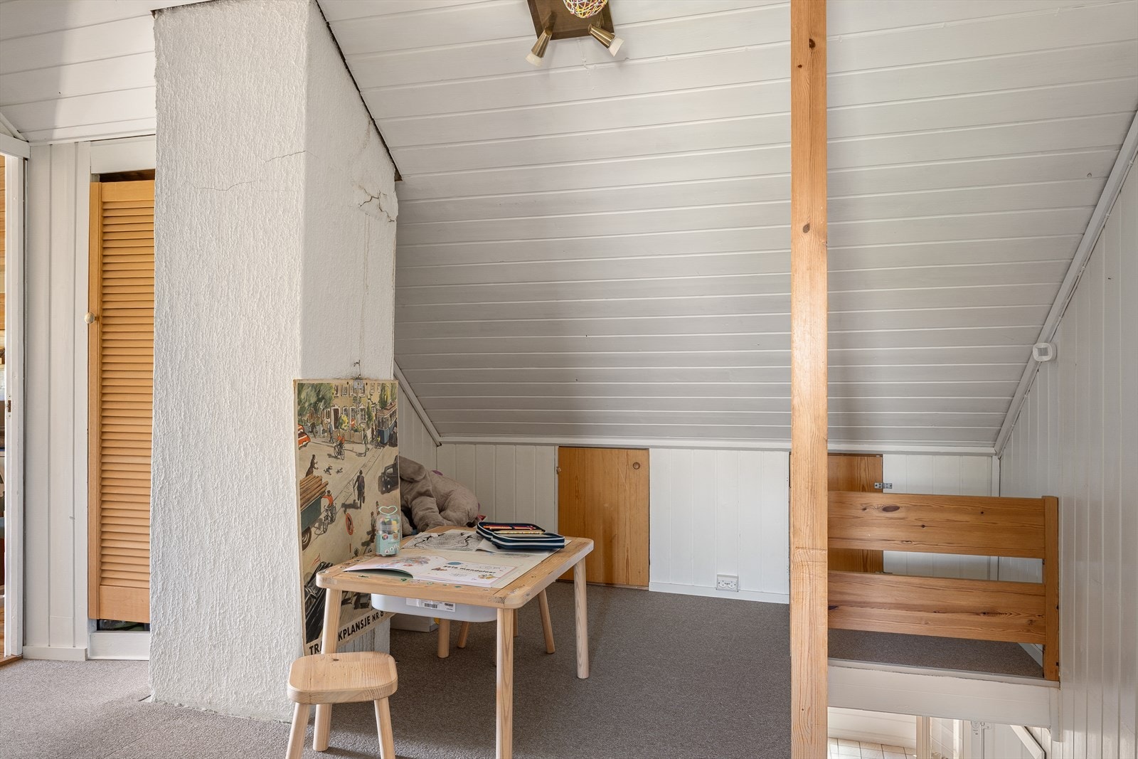 Ekstra oppbevaringsplass i knekott på loft Galleribilde