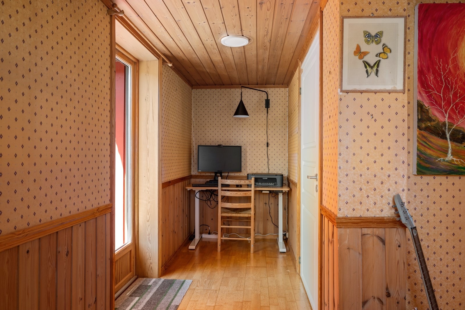 Praktisk kontor, så vel som gjesterom med utgang til til liten terrasse mot vest Galleribilde
