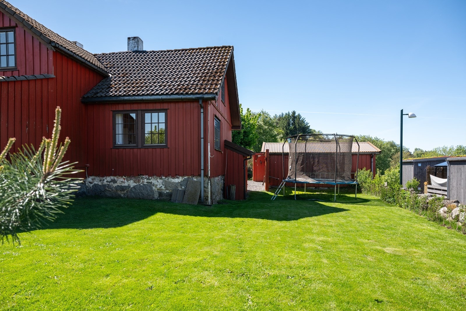 Eiendommen har god boltreplass til barna Galleribilde