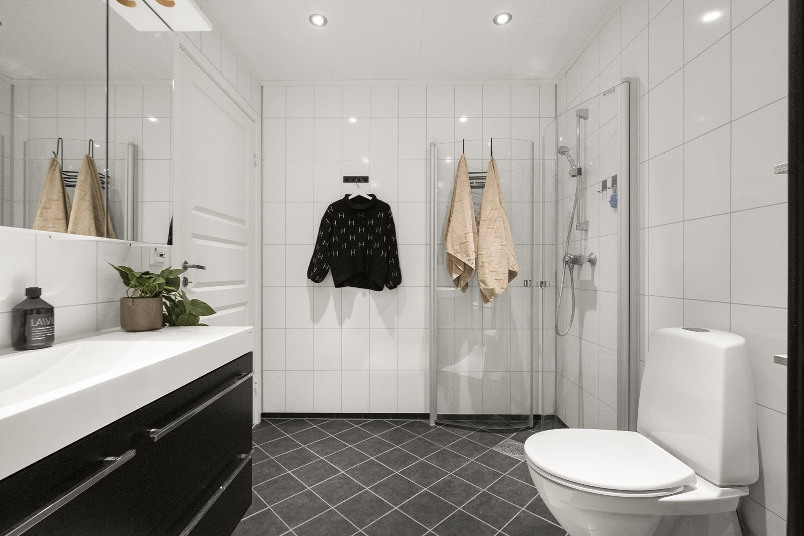 Eit romsleg bad med både dusj og badekar. Galleribilde