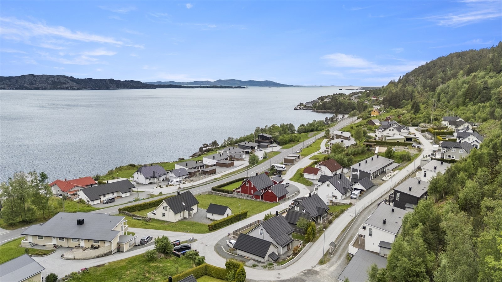 Velkommen til eit fantastisk nabolag med busshaldeplass i nærleiken og flott gangsti inn til sentrum. Galleribilde