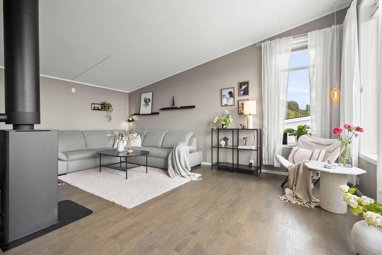 Ei stor og luftig stove med god takhøgde. Galleribilde