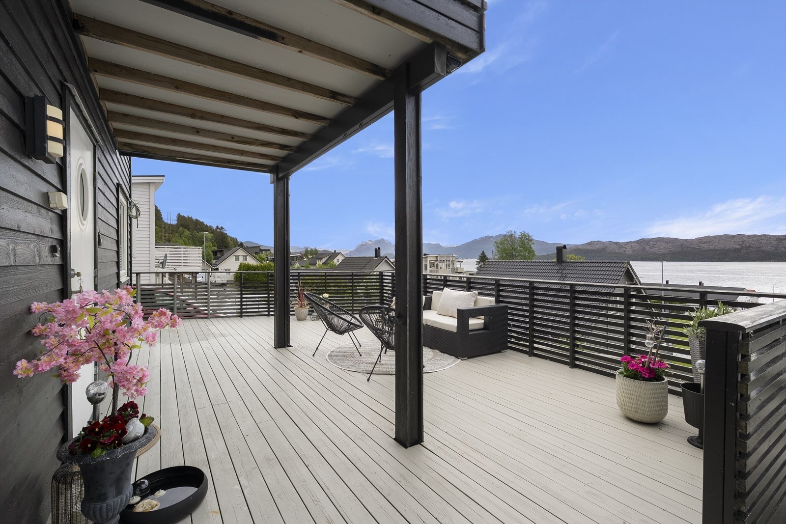 Ved inngangspartiet er det ein stor terrasse på 36 m². Galleribilde