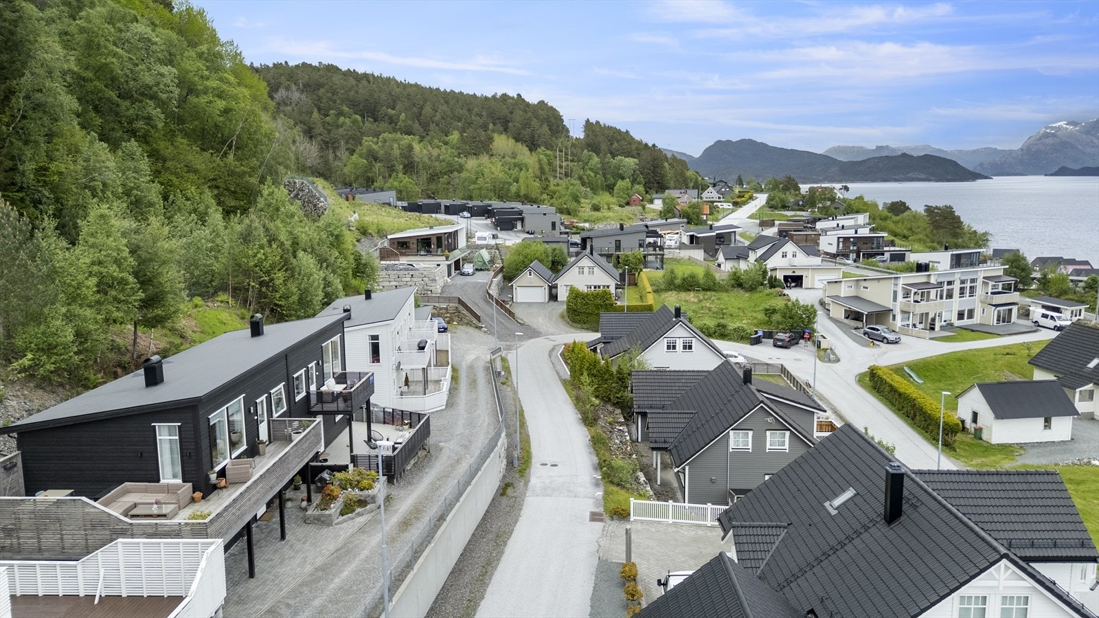 Det er fleire turstier opp til Brandsøyåsen i området. Galleribilde
