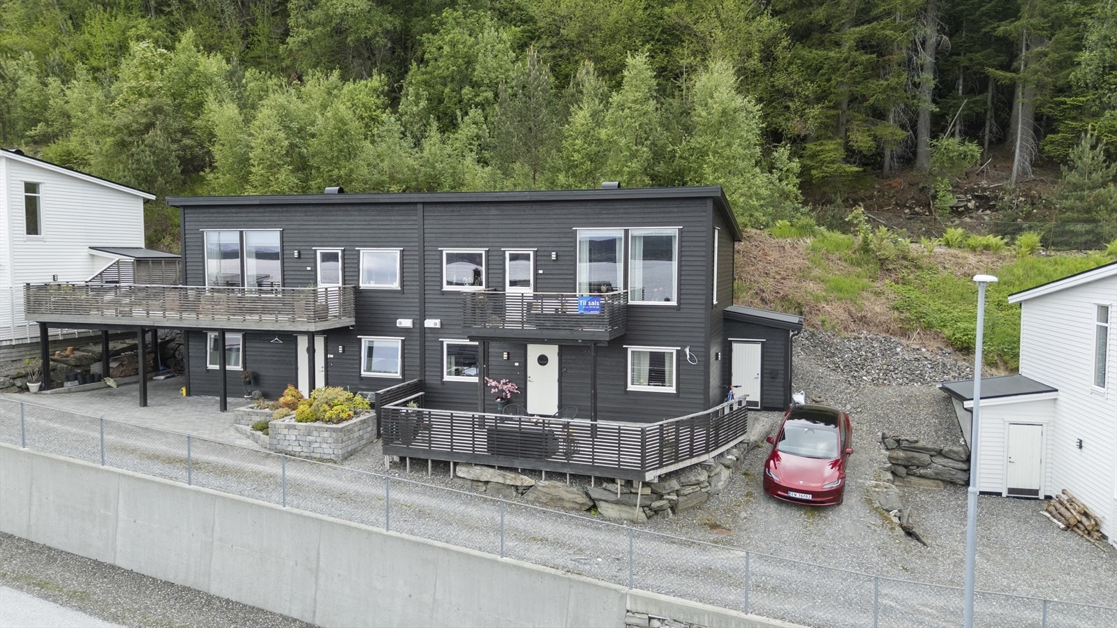 Det er montert elbillader på utvendig bod. Galleribilde