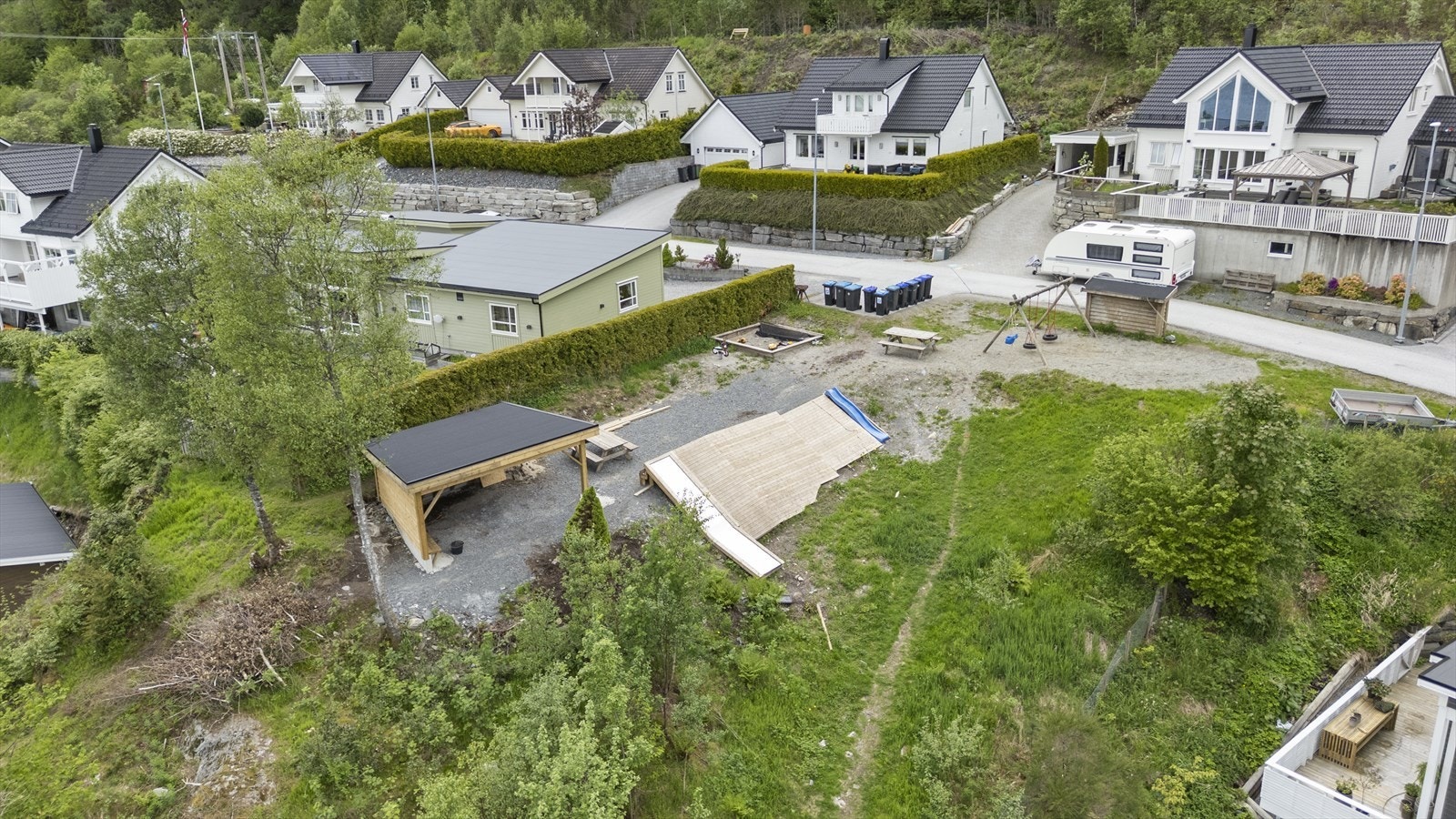 Fin felles leikeplass i nabolaget. Galleribilde