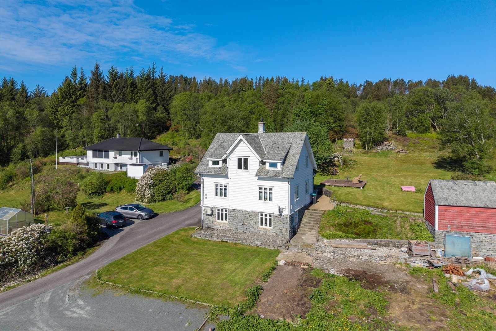 Boligen har en attraktiv beliggenhet i et rolig og familievennlig boligområde i Skogsvåg Galleribilde