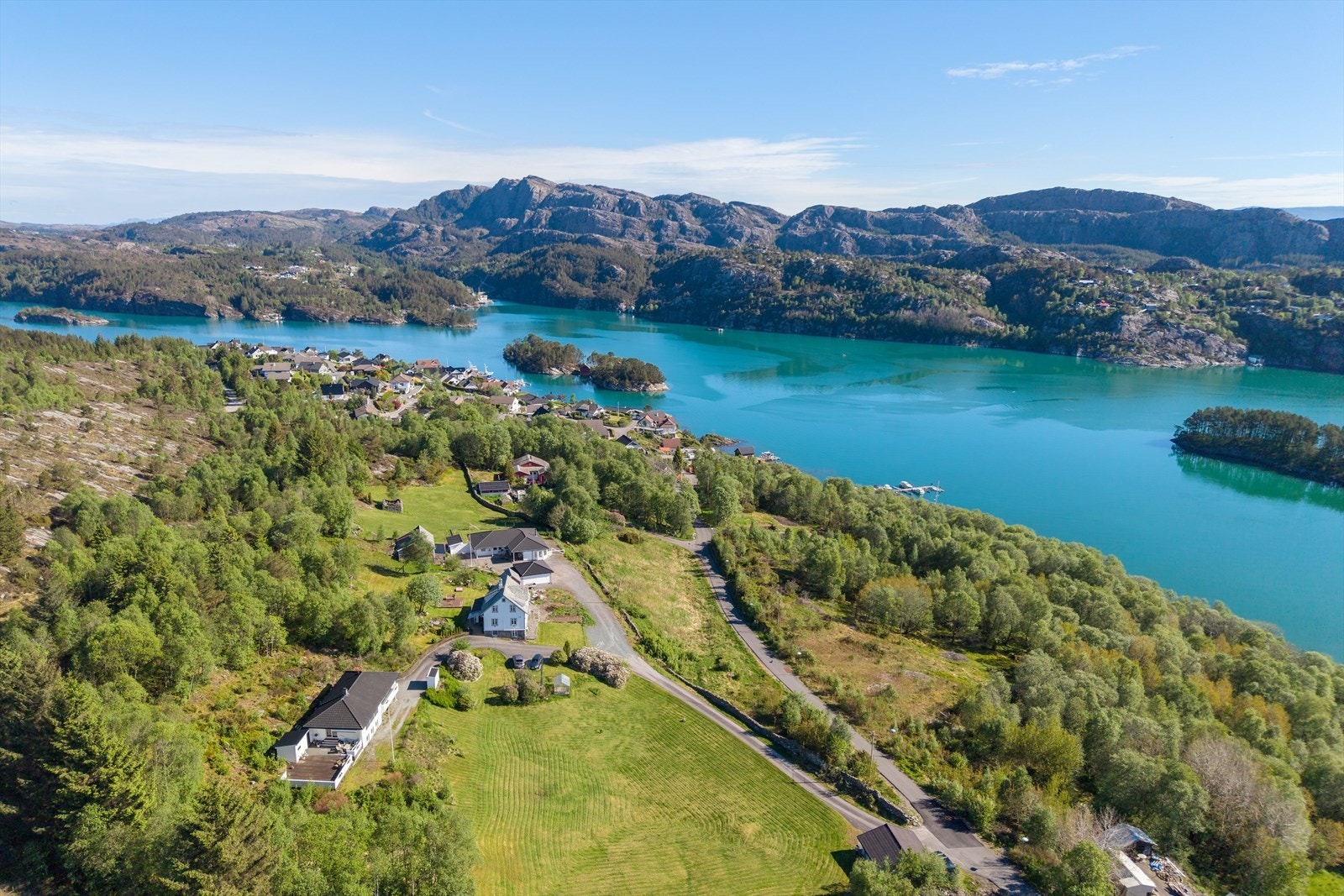 Fra boligen er det kort kjøreavstand til både Sauafjellet barnehage og Skogsvåg skule Galleribilde