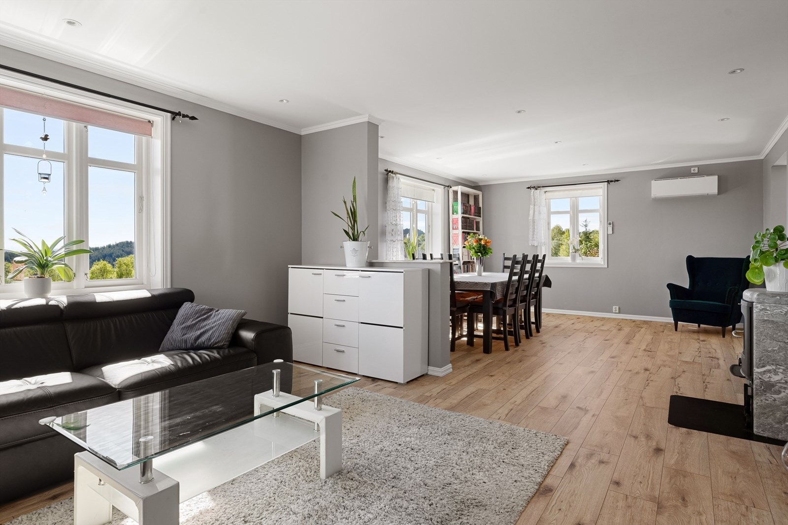Stuen har en fin utforming som gjør det enkelt å innrede både med sofa- og spisegruppe Galleribilde