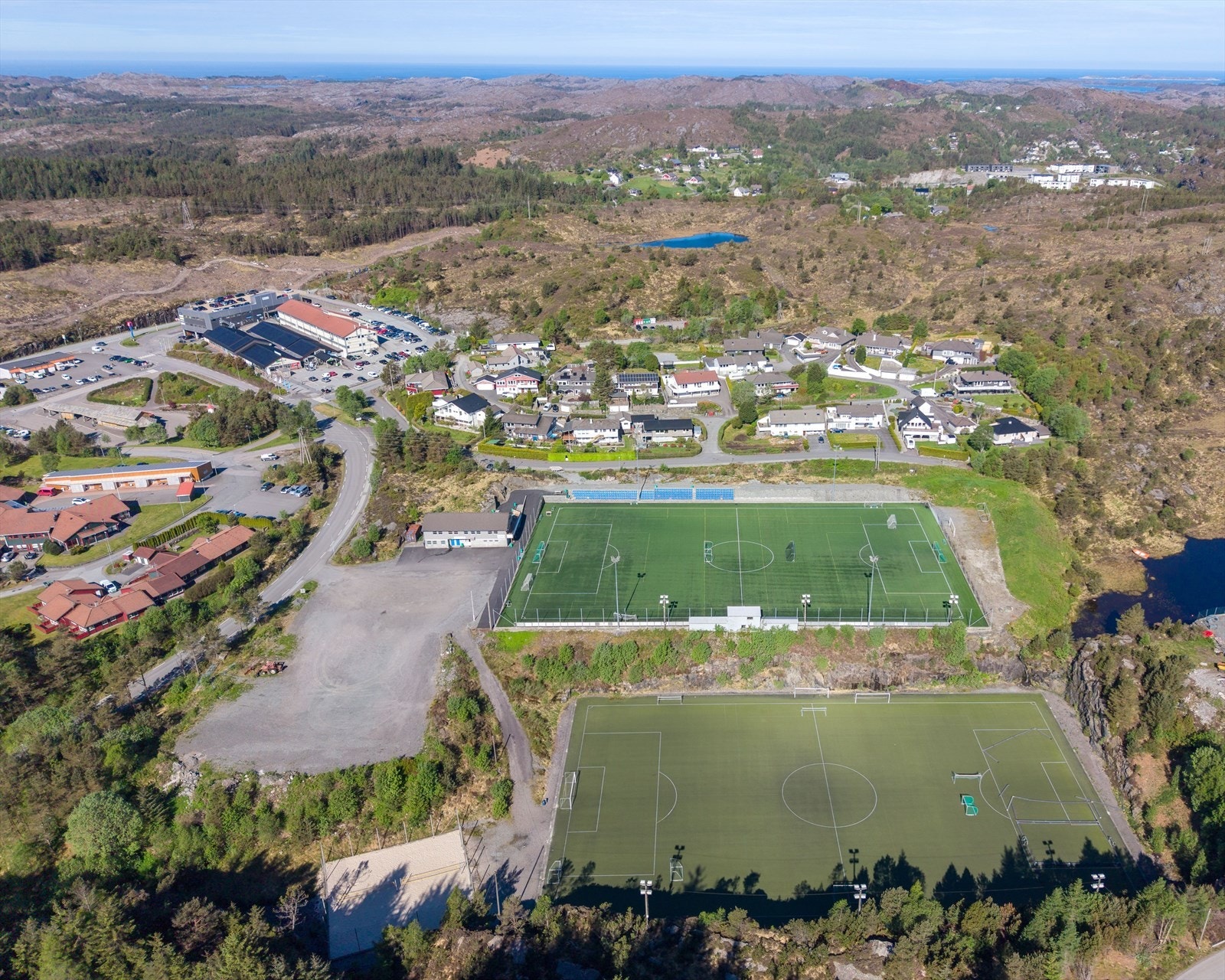 Her finner man også Hald Stadion, bensinstasjon og tilgang til både post i butikk og PostNord-punkt Galleribilde