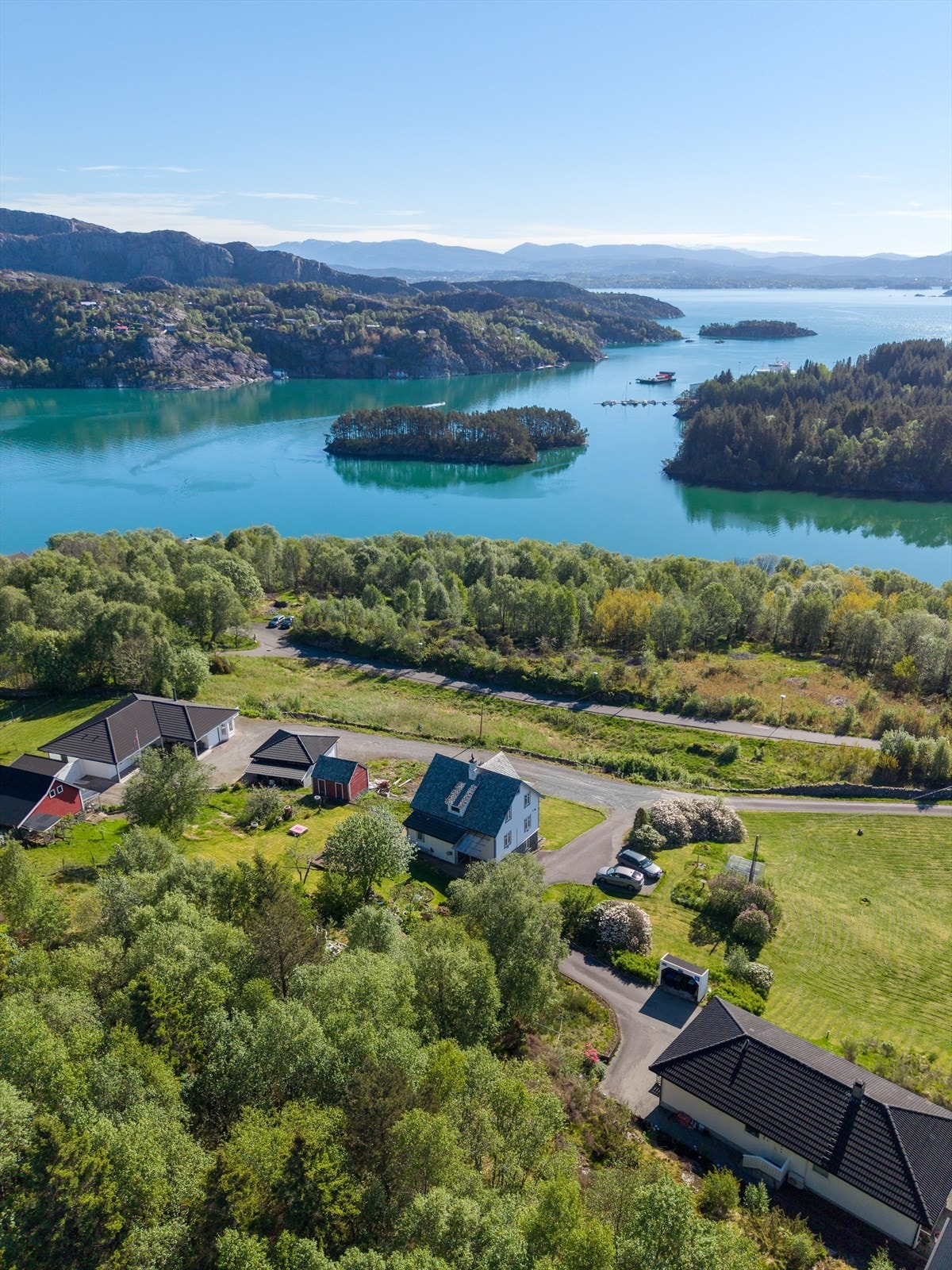 Boligen passer perfekt for en familie som ønsker å bo i landlige og vakre omgivelser! Galleribilde