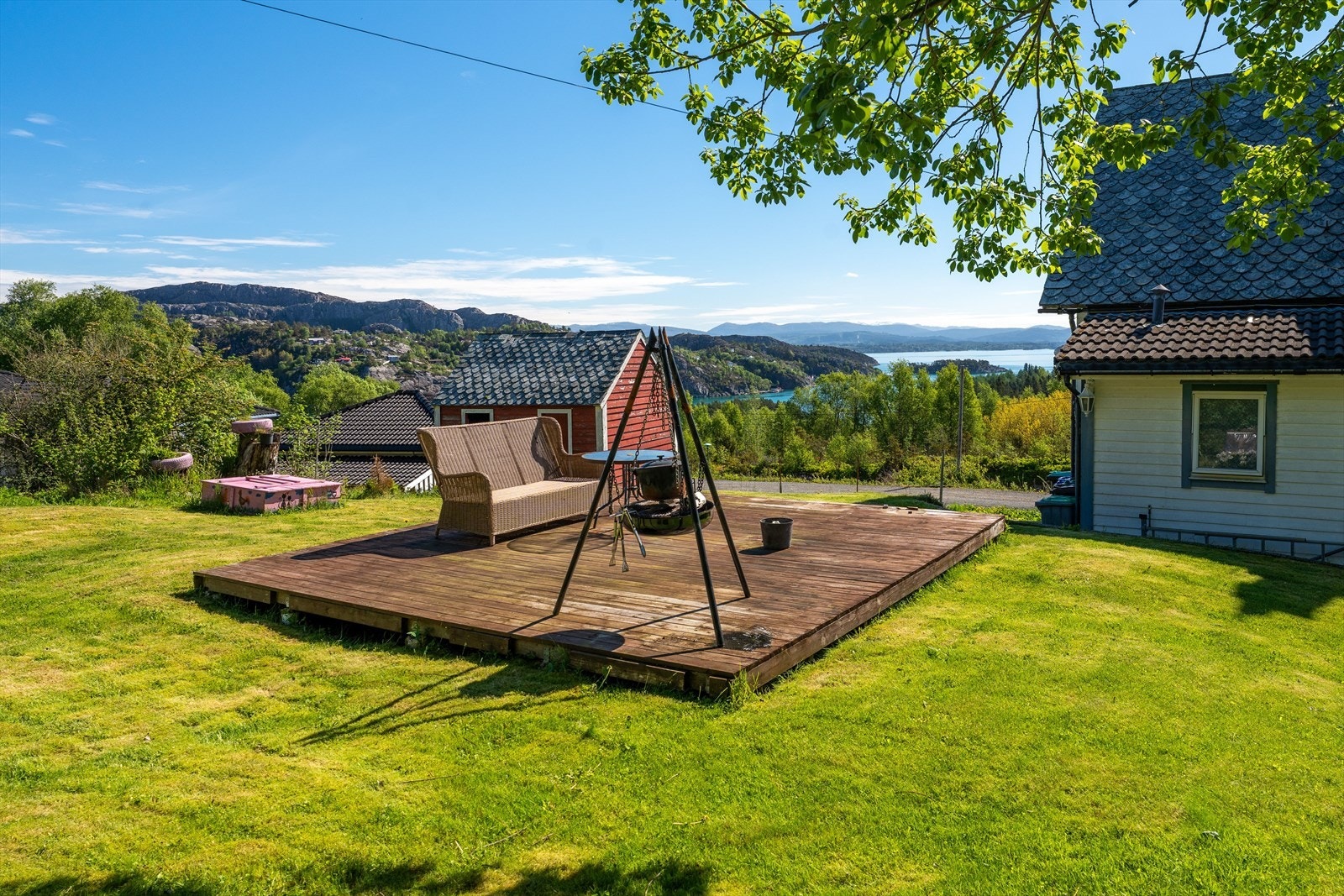 Pent opparbeidet hage med platting oppmålt til 12,8kvm - et perfekt sted å nyte sommerværet! Galleribilde
