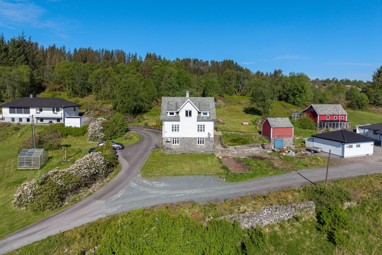 Boligens kjelleretasje er uinnredet, men det er gjort klart for oppføring av et nytt bad Galleribilde