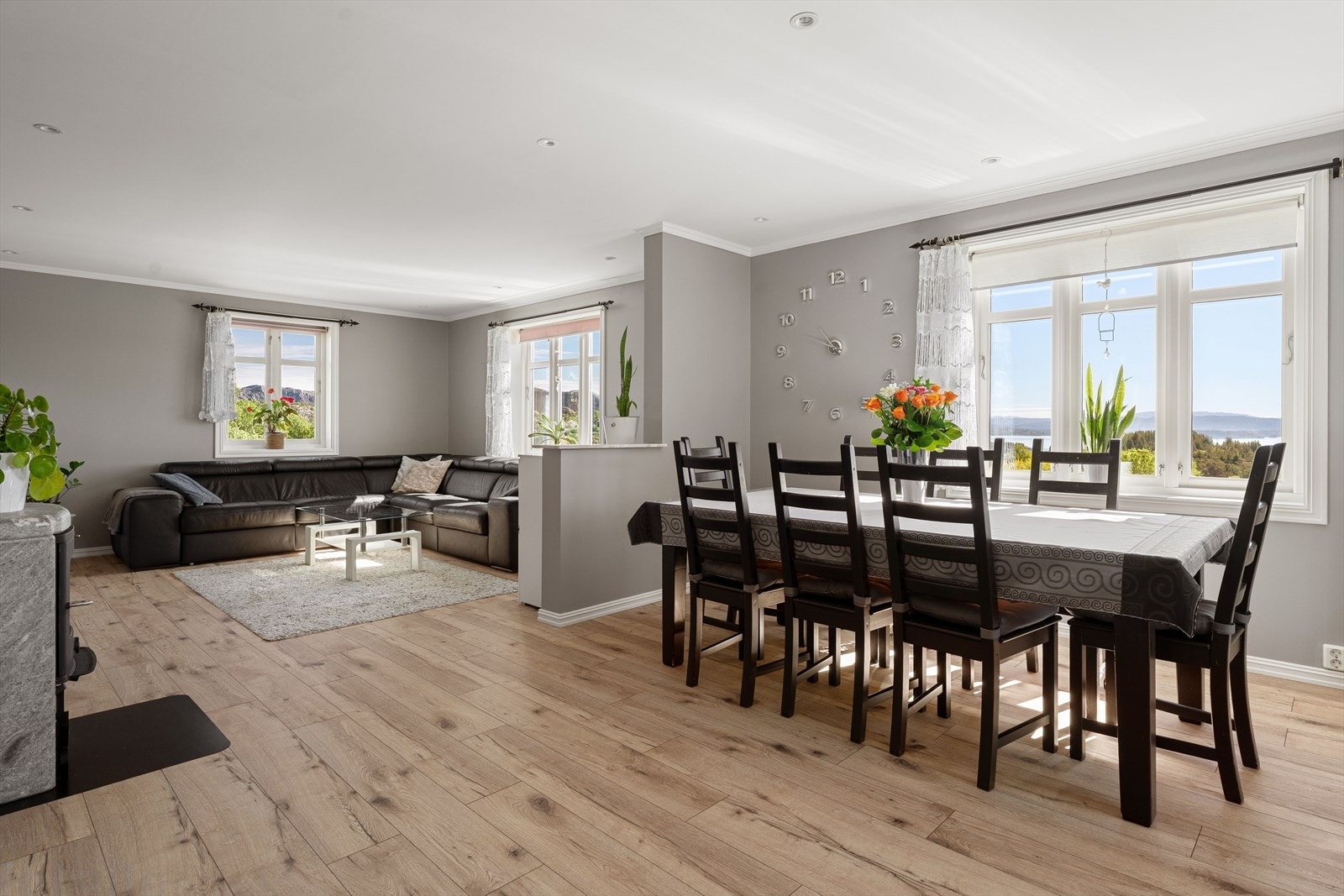 God plass til innredning av spisestue - her er det plass til hele familien! Galleribilde