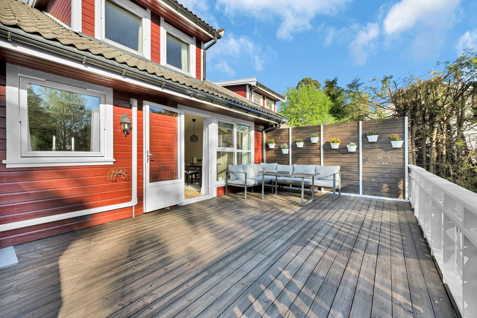 Romslig terrasse med utgang fra stuen med god plass til sittegruppe og grill. Galleribilde