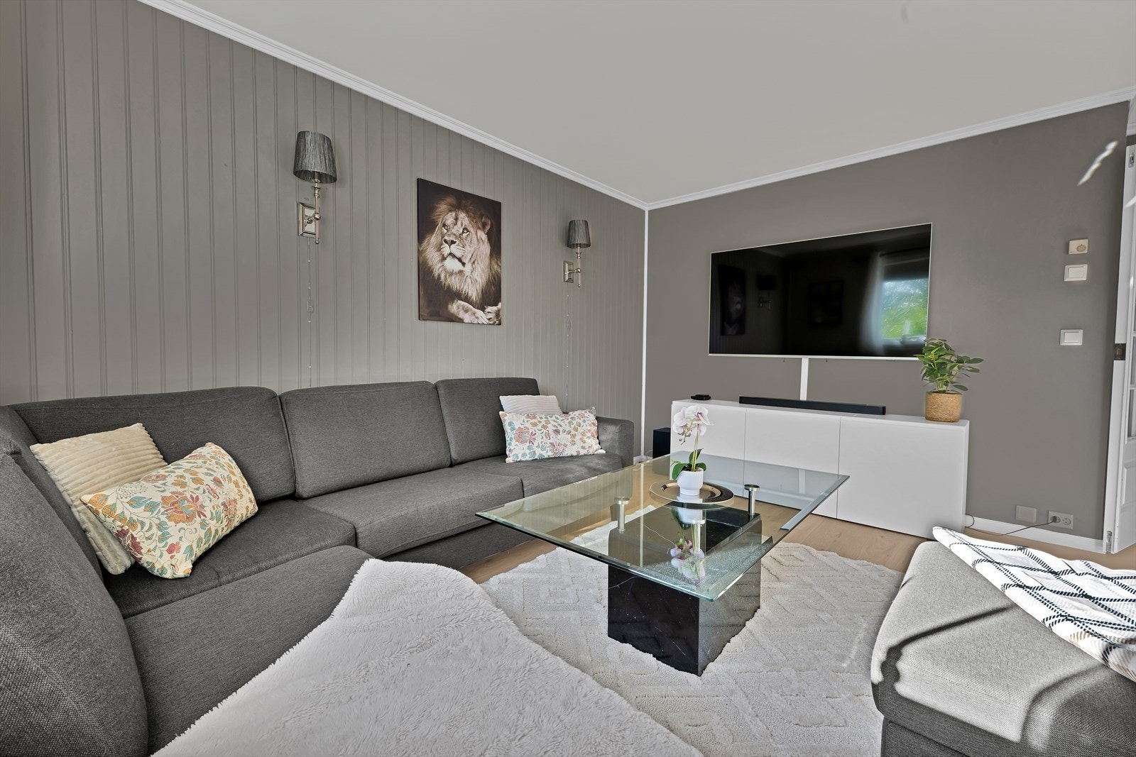 I stuen er det god plass til sofa- og spisestueavdeling Galleribilde