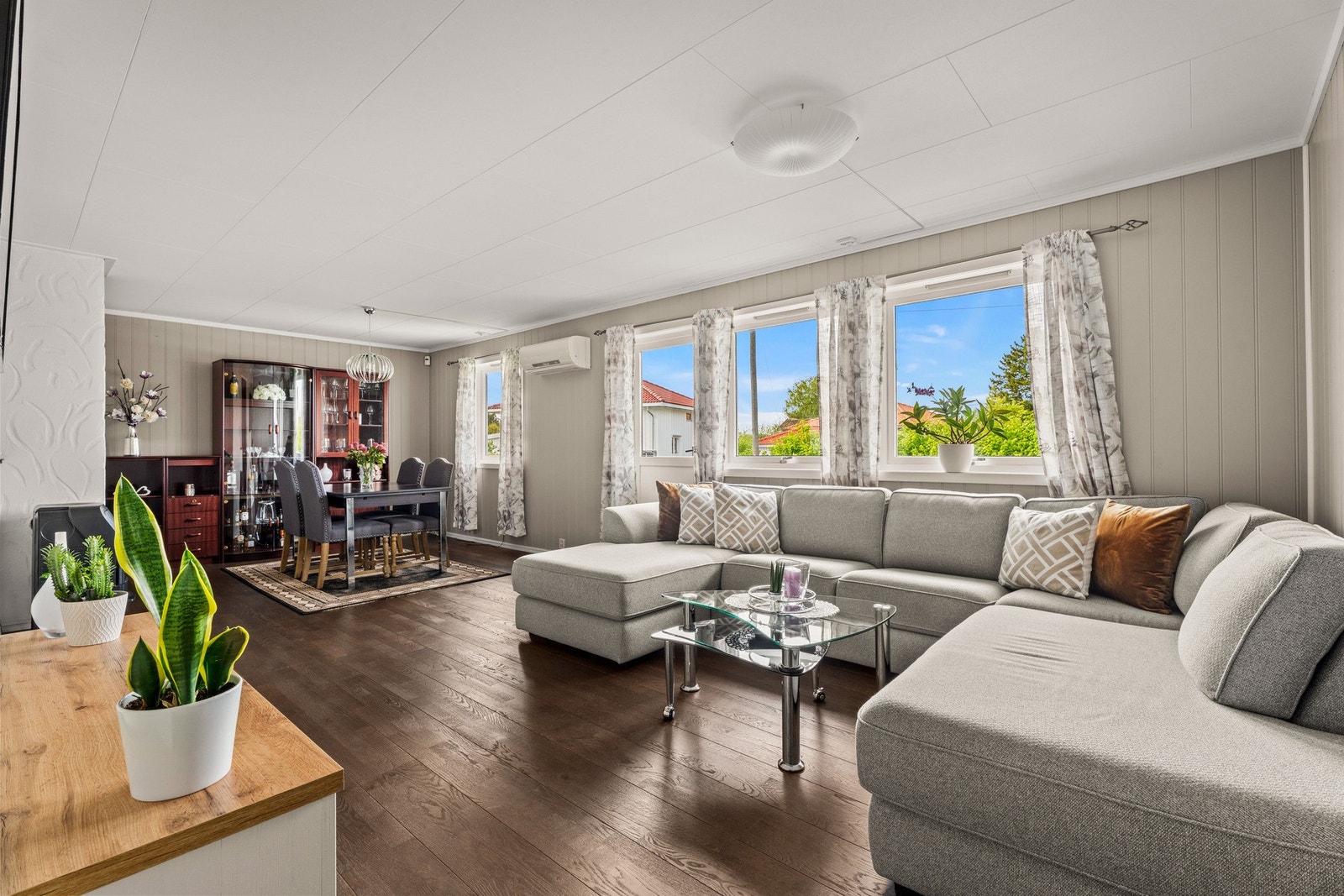 Romslig stue med god plass til sofaseksjon, mediemøblement og romslig spisestue. Galleribilde