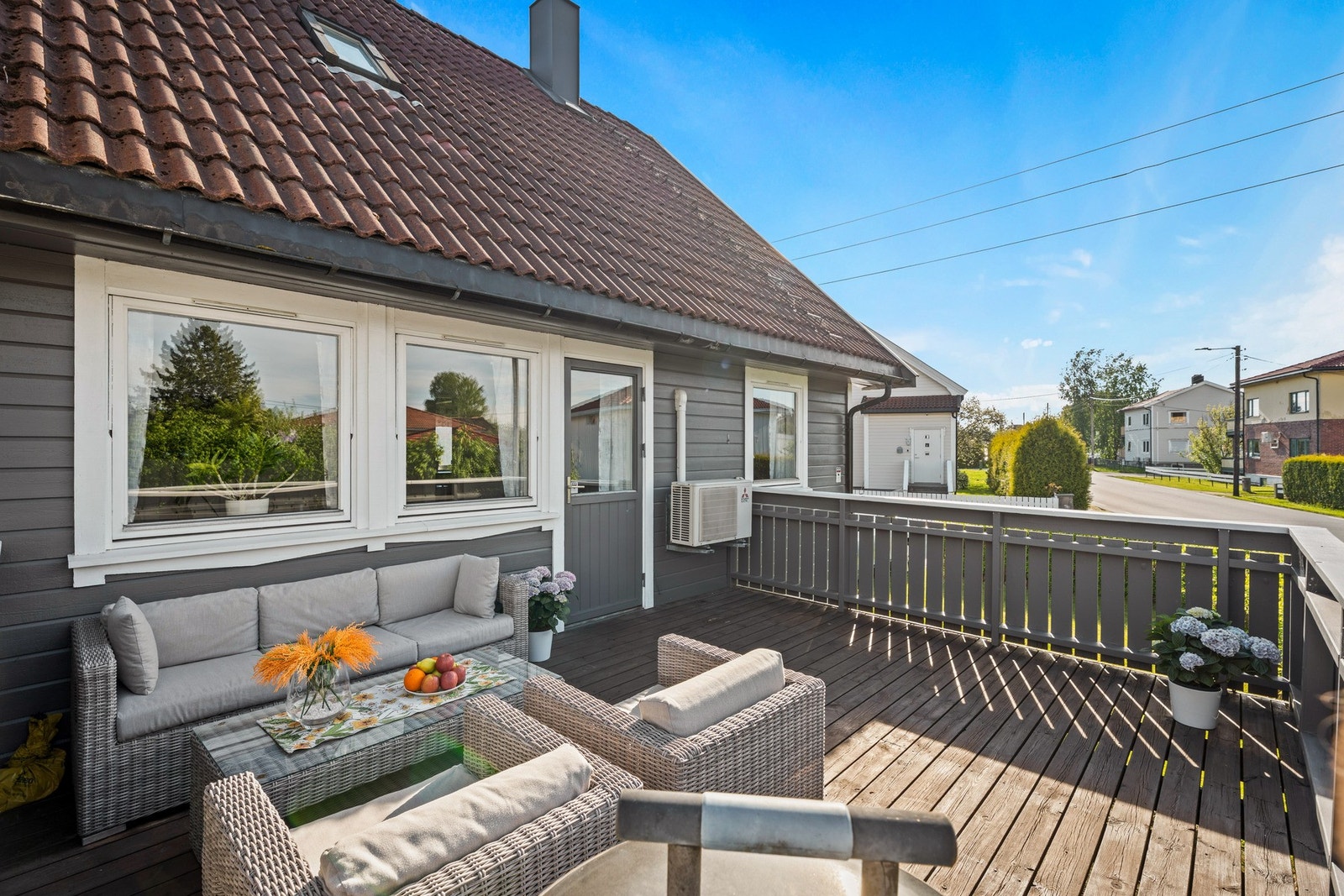 Solrik uteplass med plass til å innrede med utemøblement, grill og vakker beplantning. Galleribilde