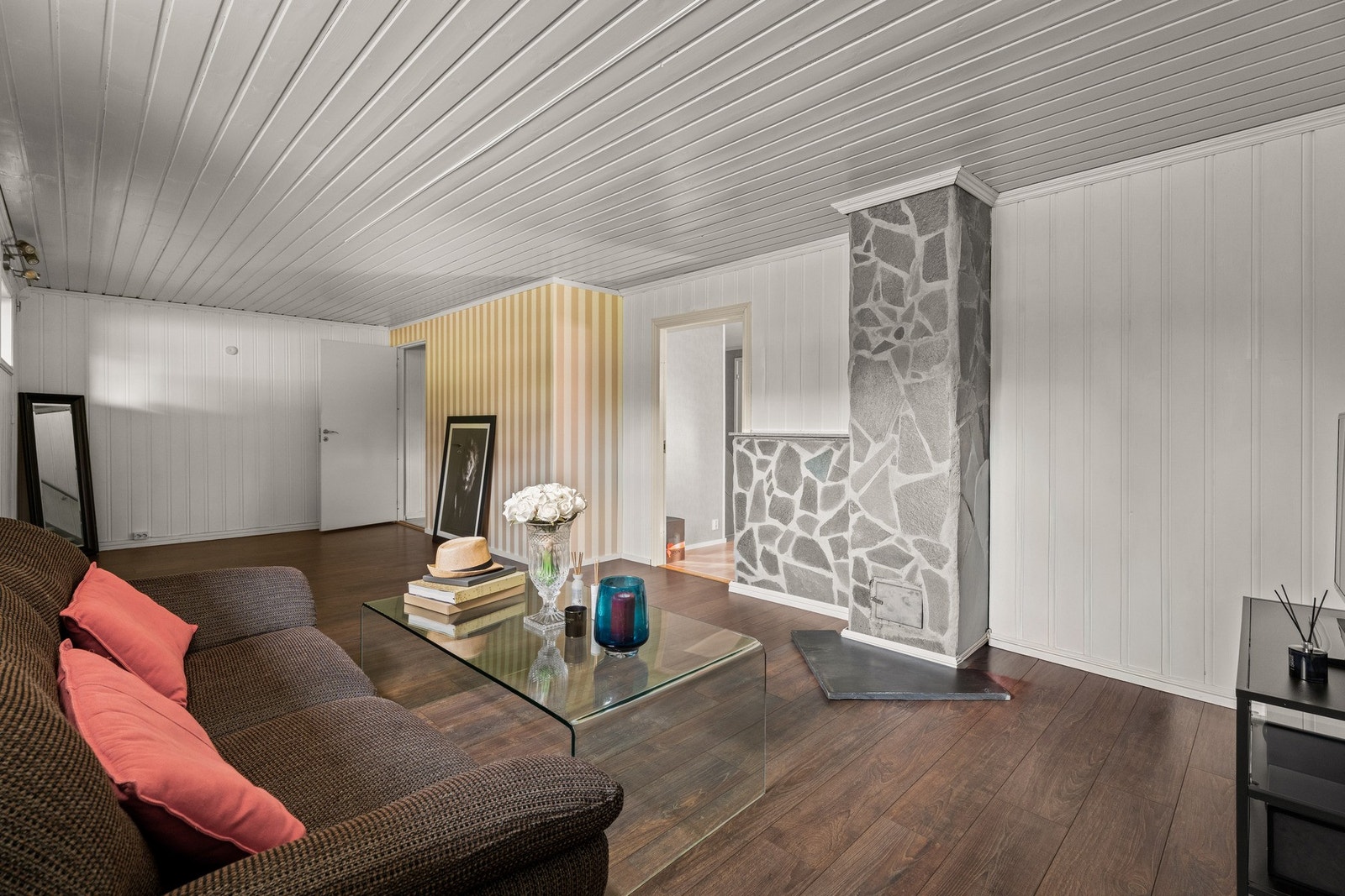 Kjeller er innredet med baderom, rom med sofaseksjon, eget rom med seng og kontorpult. Kjelleren er i sin helhet byggemeldt som uinnredet rom, og er ikke godkjent for varig opphold. Galleribilde
