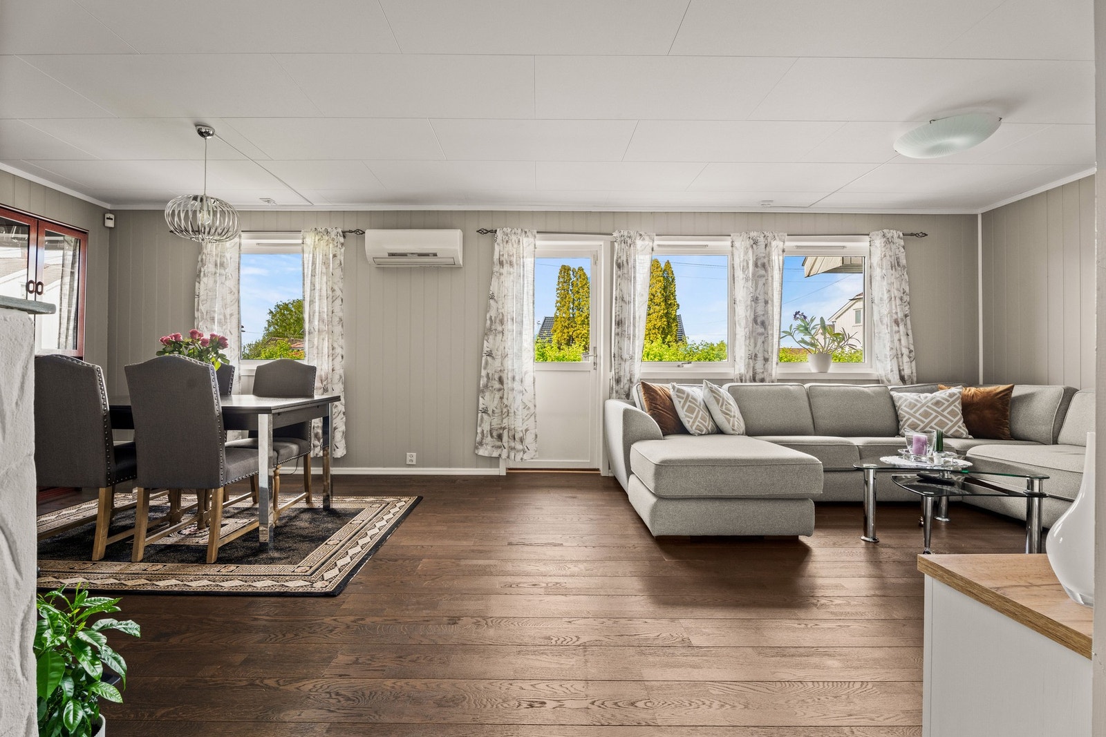 Store vindusflater sørger for godt lysinnslipp og bidrar med lysinnslipp og hyggelig utsyn. Galleribilde