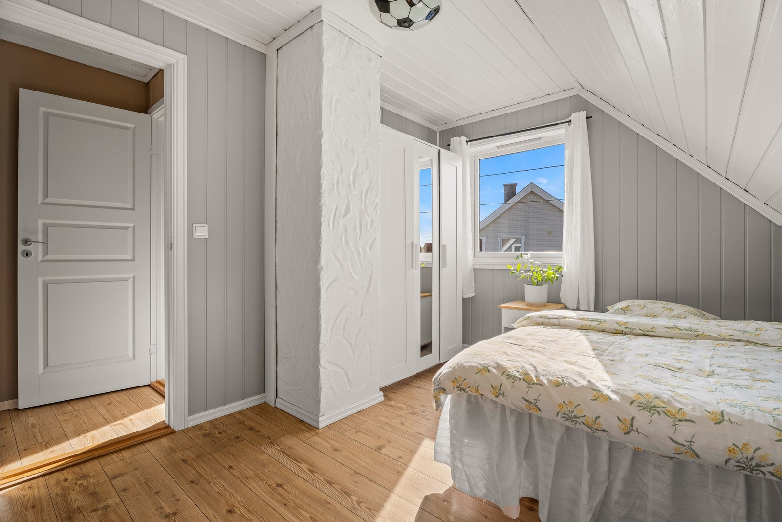Boligen har tre soverom. Soverommene har plass til seng, nattbord og garderobeskap. Perfekt å innrede som barnerom, gjesterom, kontor eller en kombinasjon av disse. Galleribilde