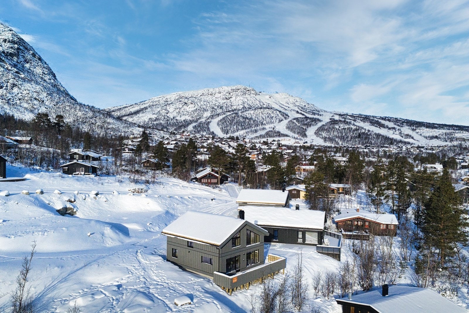 Hytten ligger sentralt til med flott utsikt over Hovden - Nos og alpin bakken ses i bakgrunnen Galleribilde