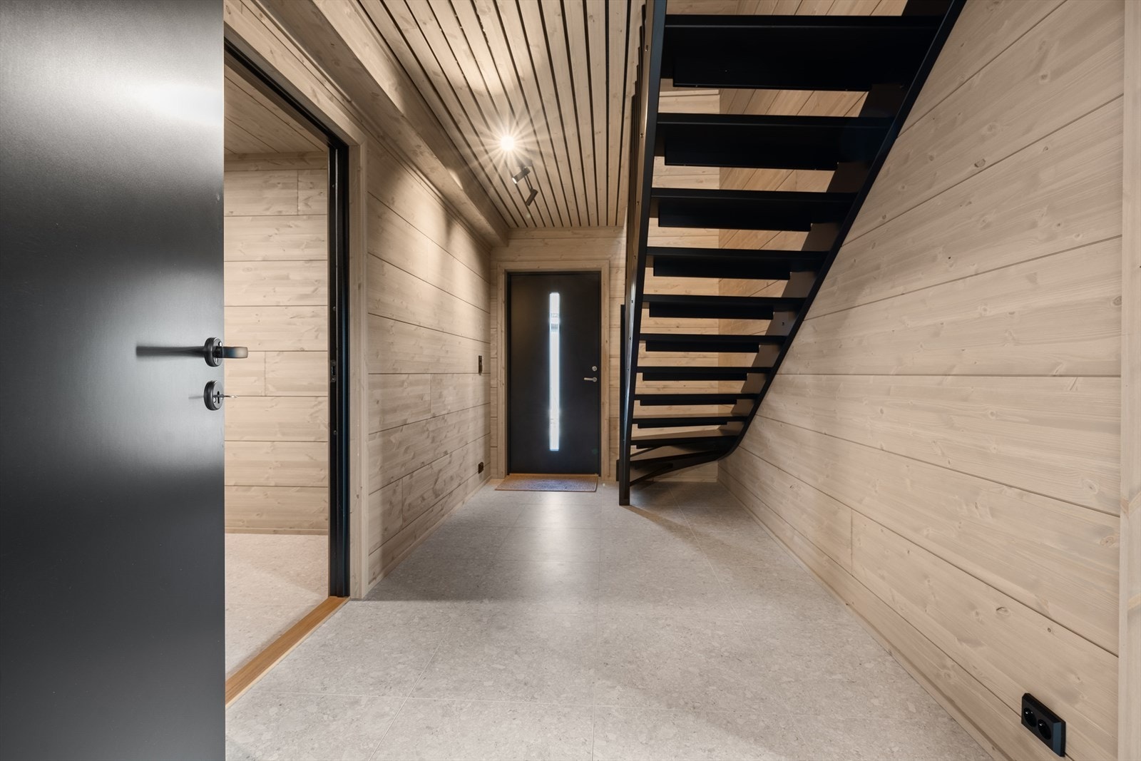 Fliselagt hall med spiler i tak Galleribilde