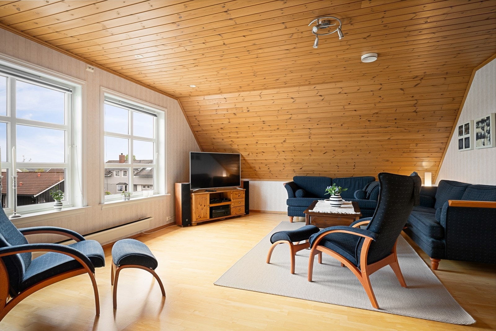Her er det god plass til både sofagruppe og TV-møblement. Galleribilde