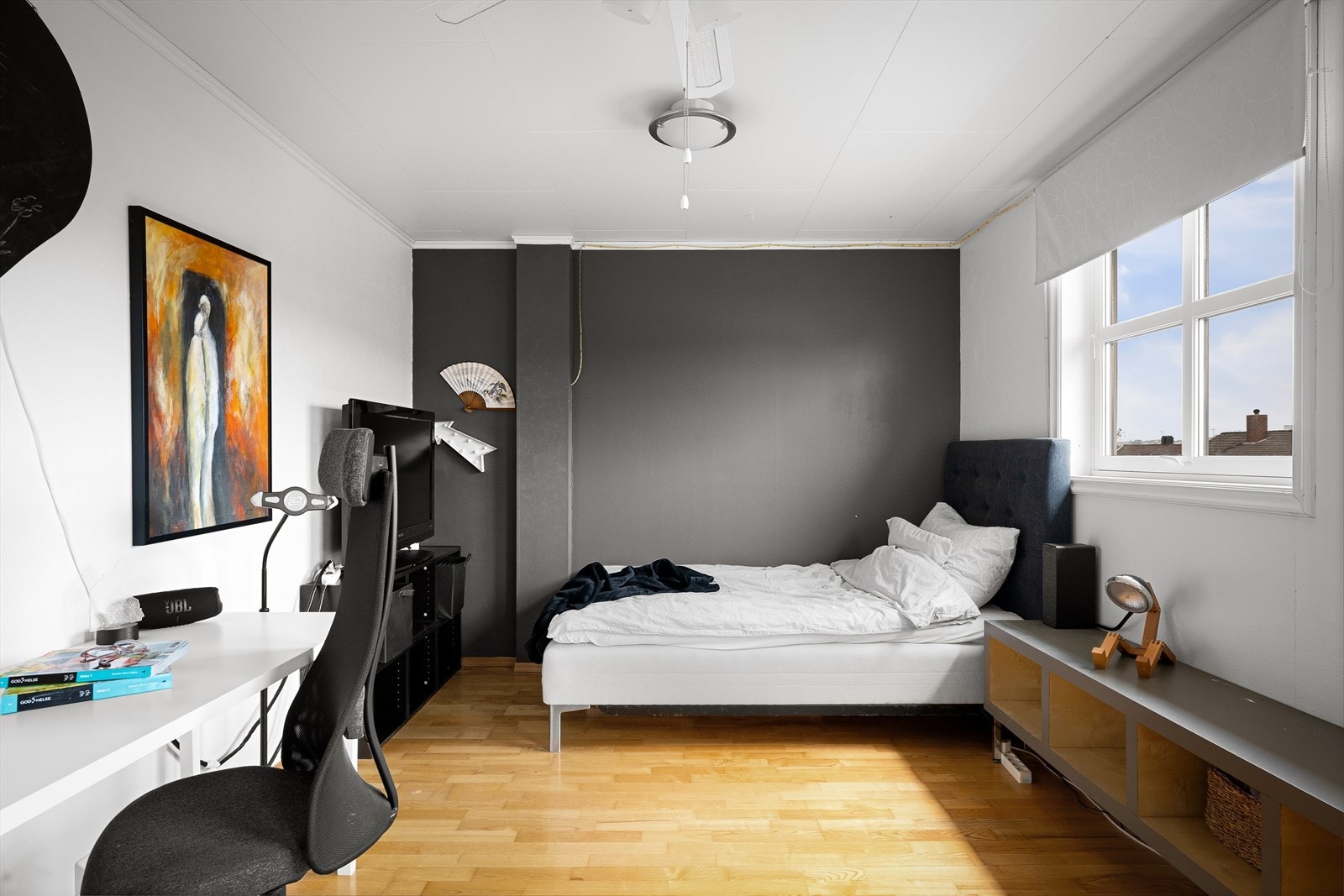 Soverom med god plass til seng og skrivebord. Galleribilde