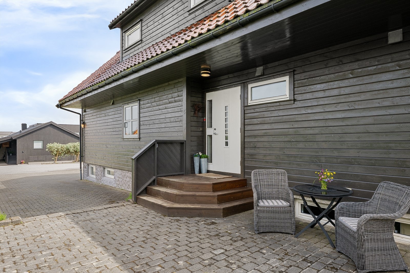 Hovedinngangen har en malt dør fra 2007. Galleribilde