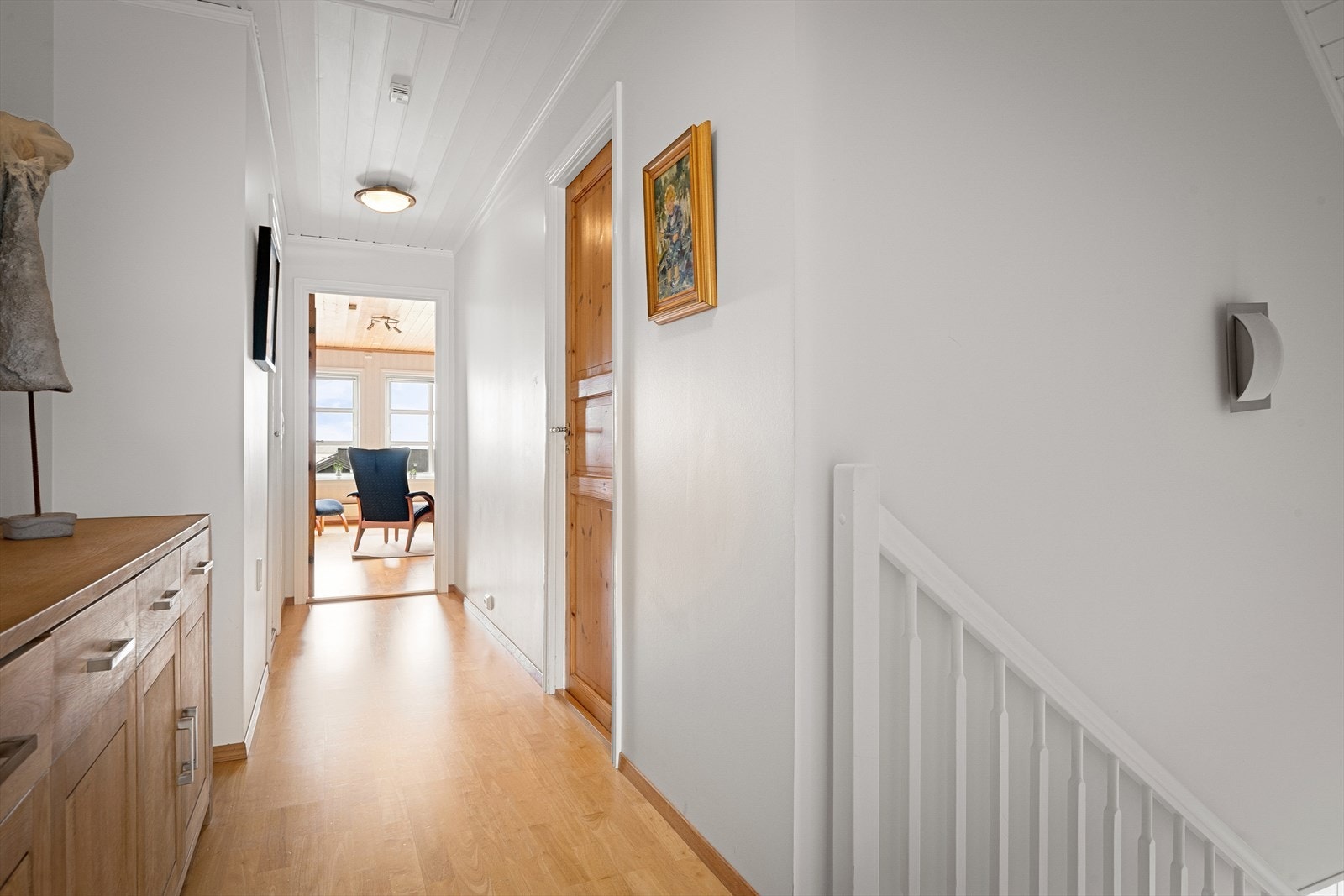 Gang i andre etasje som binder sammen soverommene og loftstuen. Galleribilde