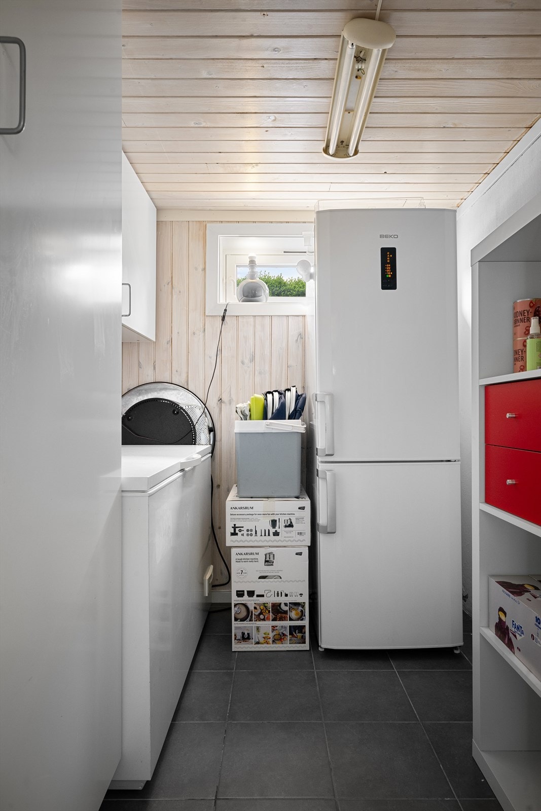 Vaskerommet har plass til både vaskemaskin og ekstra oppbevaring. Galleribilde
